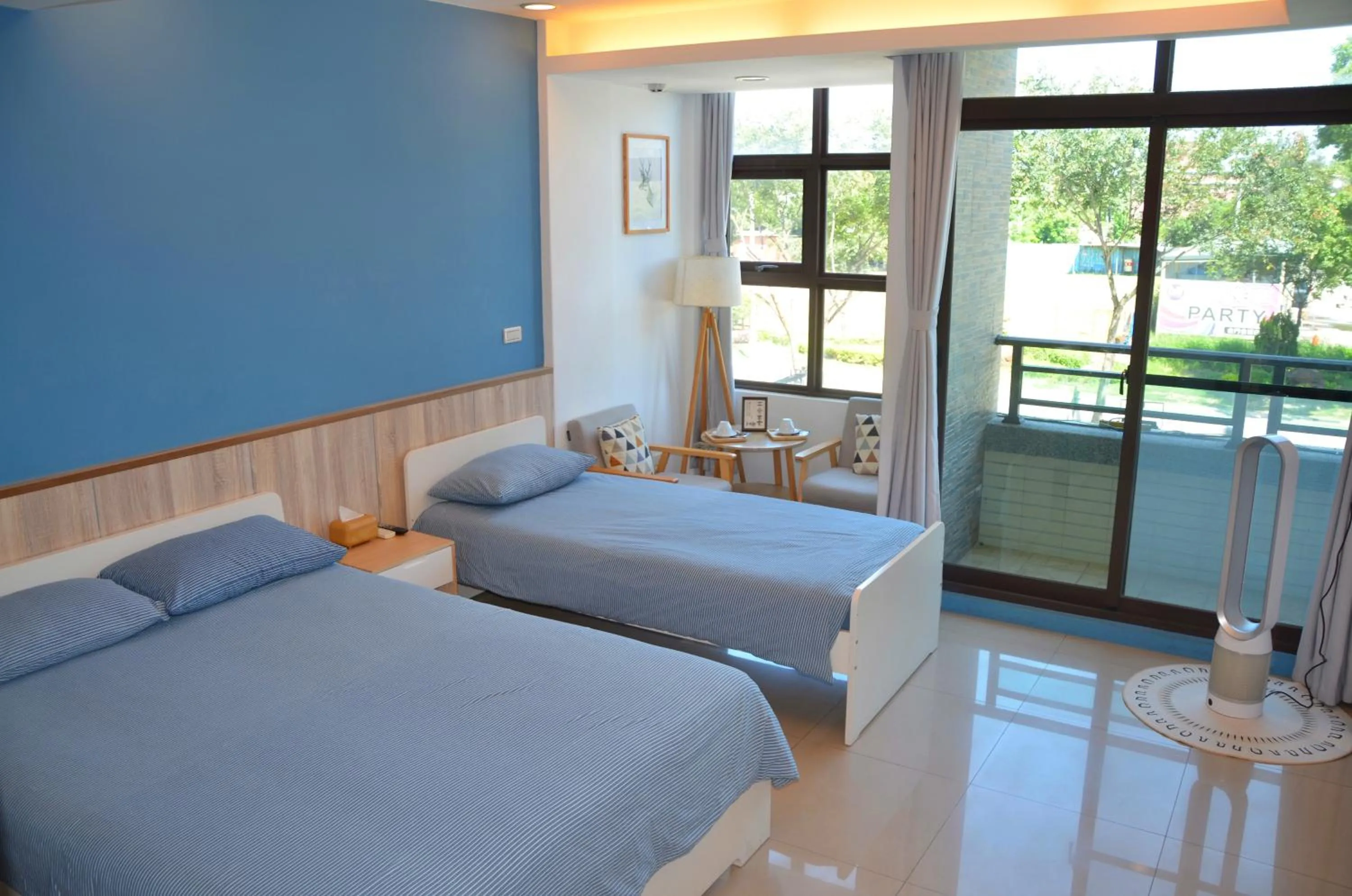 Seating area, Bed in Blowing in the wind Homestay