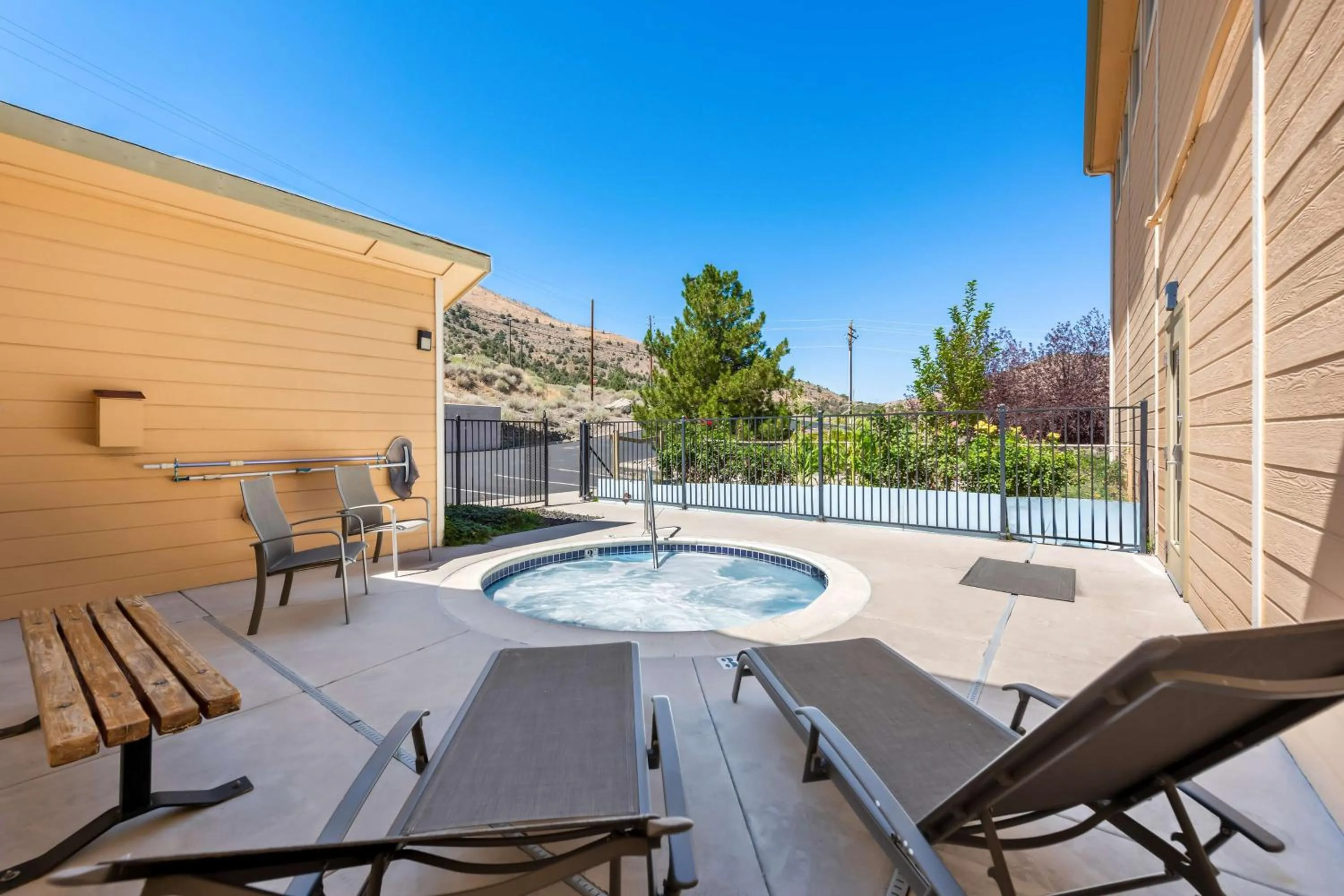 Pool view in Best Western Topaz Lake Inn