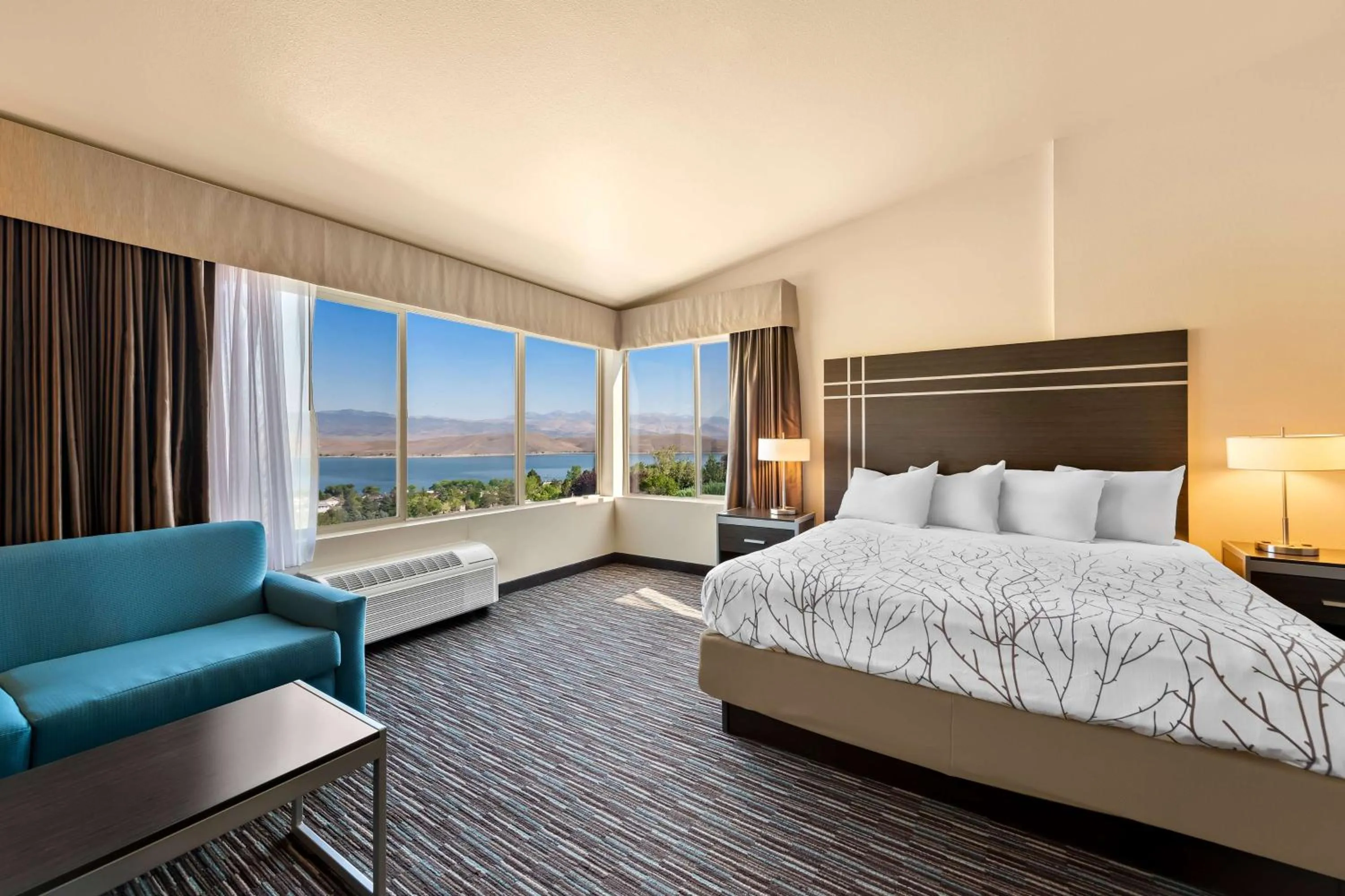 Photo of the whole room, Bed in Best Western Topaz Lake Inn