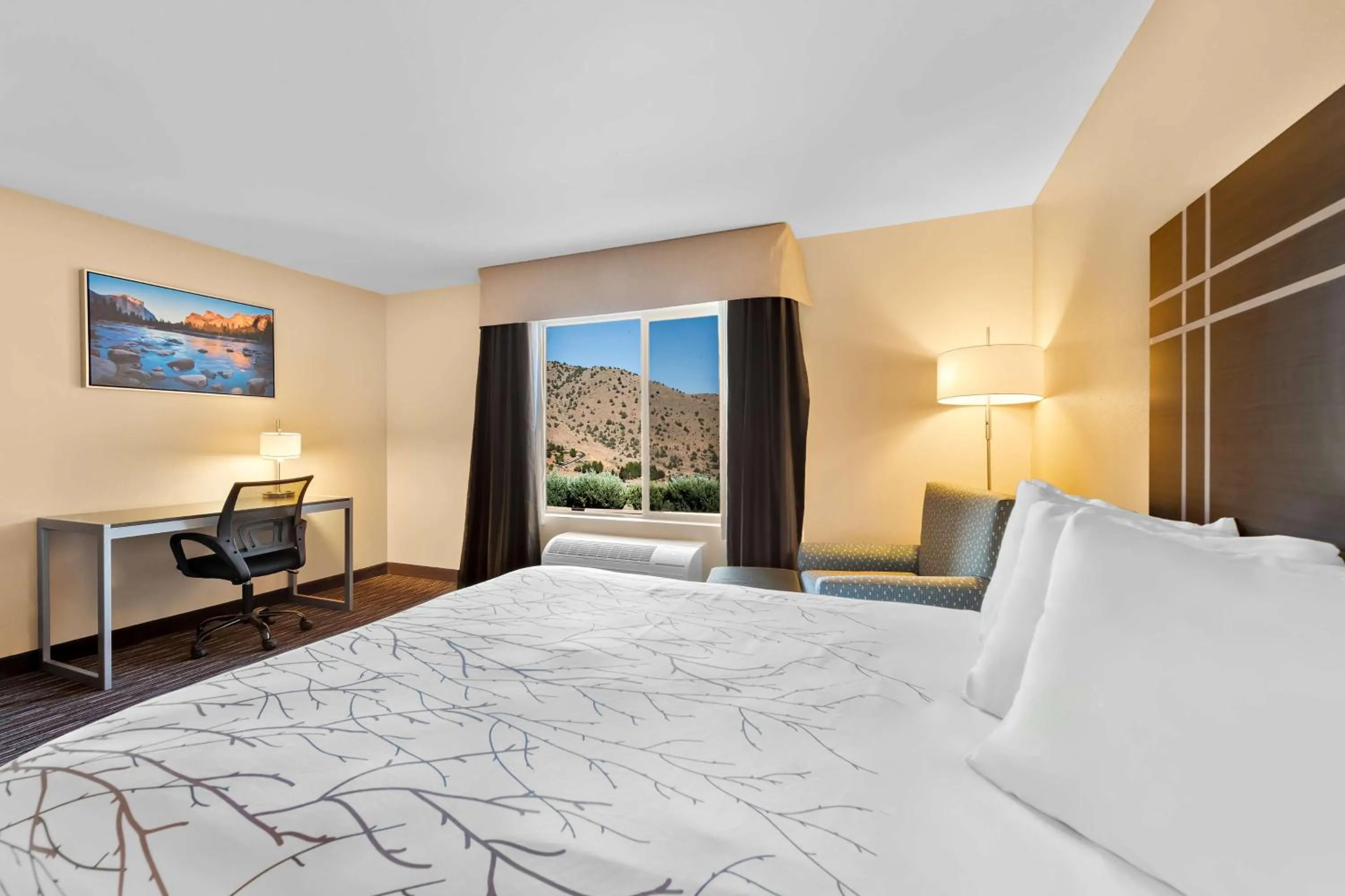 Bedroom, Bed in Best Western Topaz Lake Inn