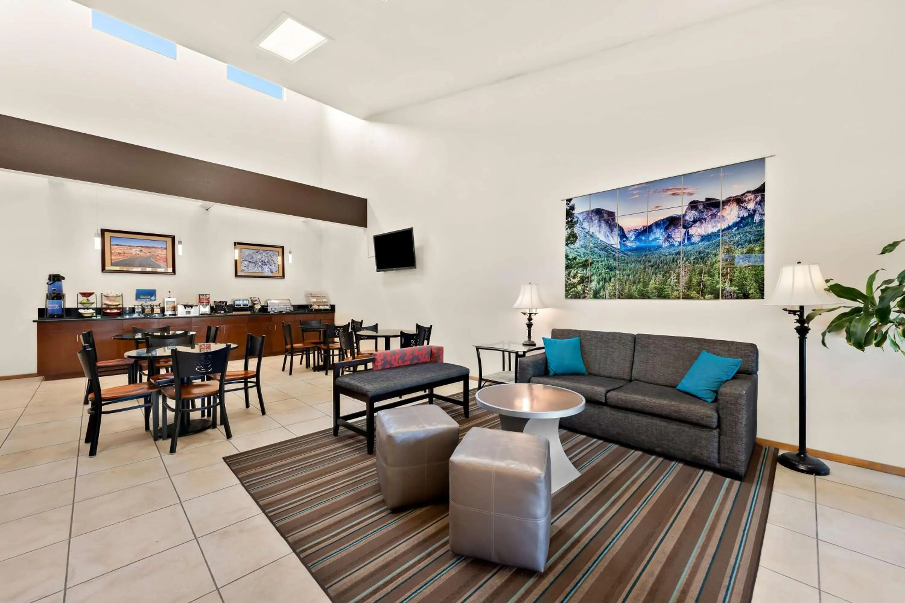 Lobby or reception in Best Western Topaz Lake Inn