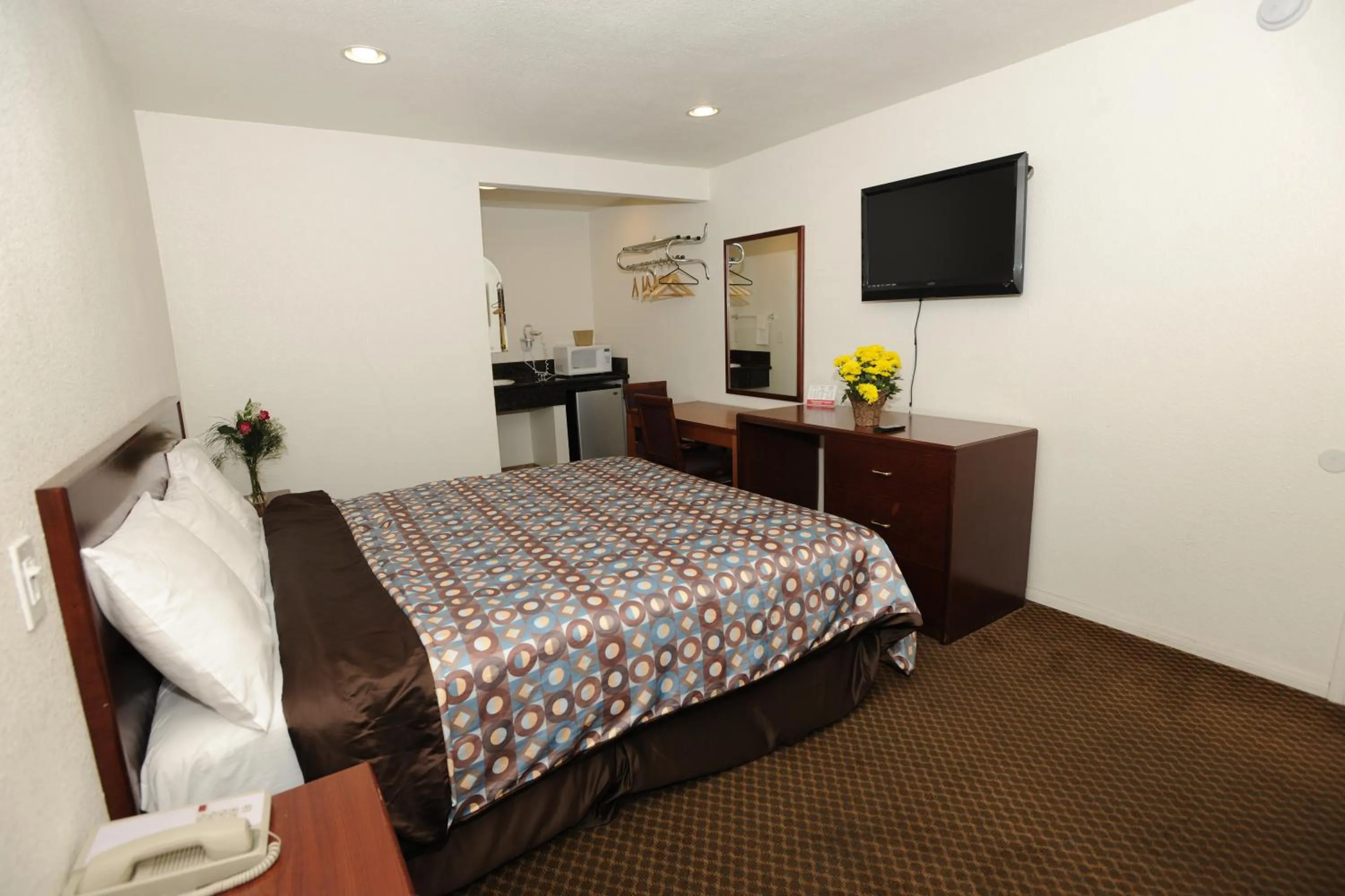 Bedroom, Bed in Victoria Motel