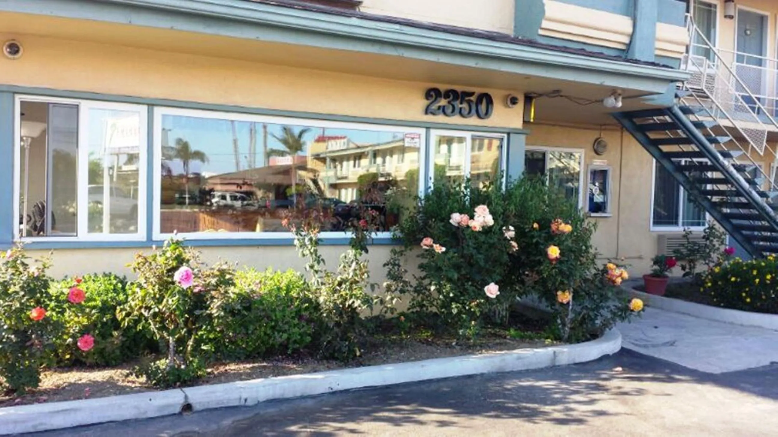 Facade/entrance in Victoria Motel