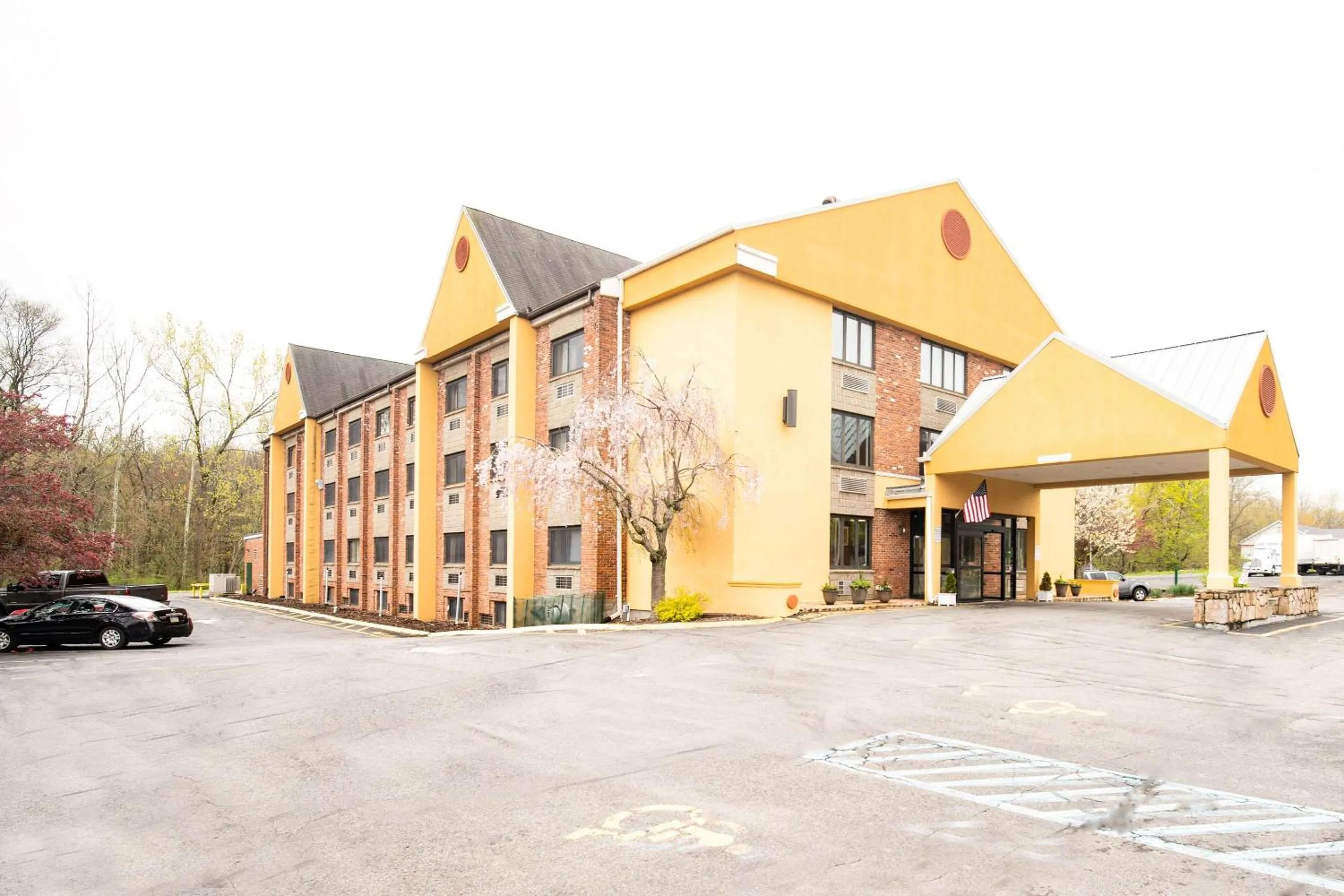 Property building in Quality Inn Cromwell - Middletown