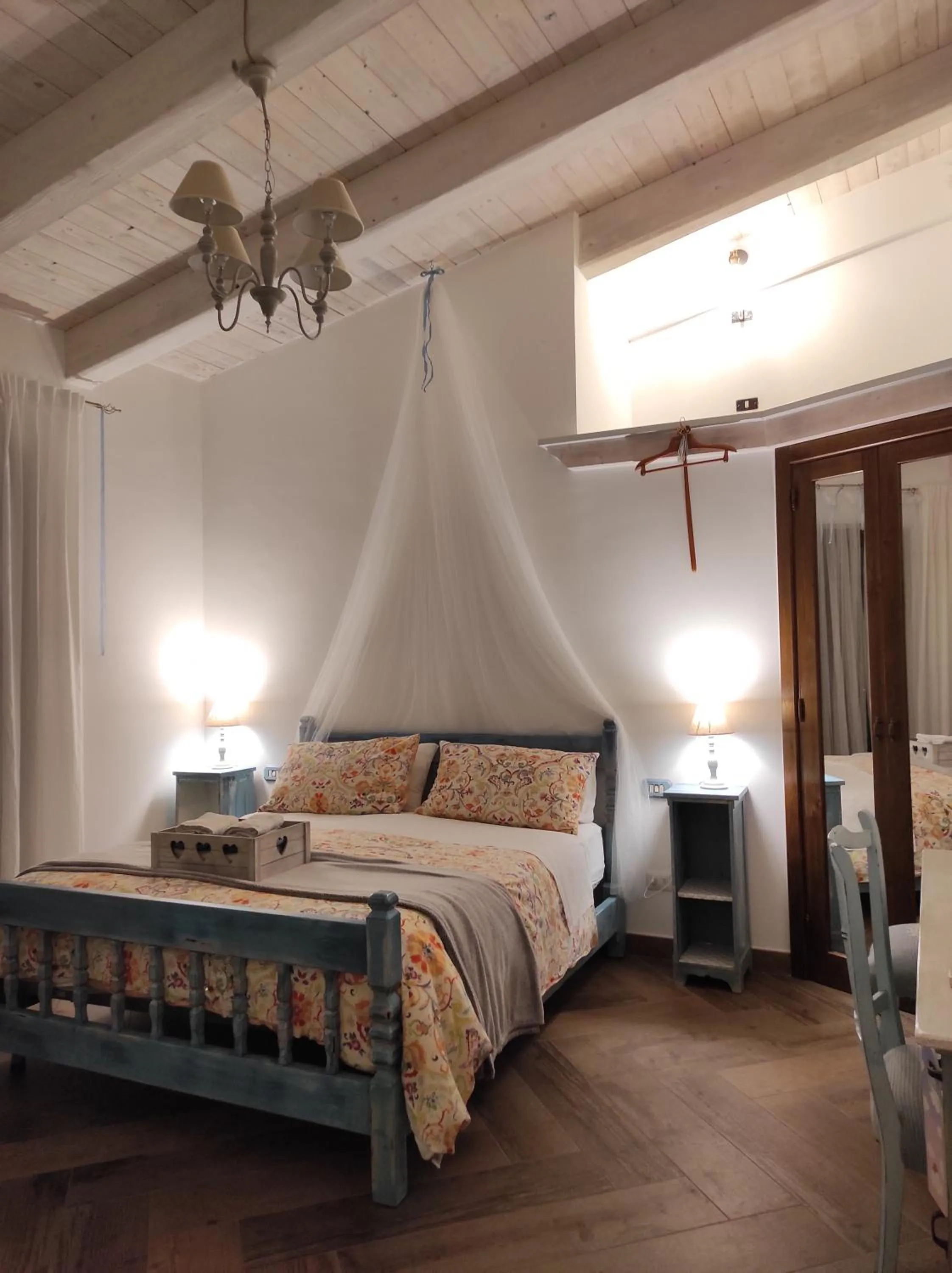 Photo of the whole room, Bed in Caledonia B&B