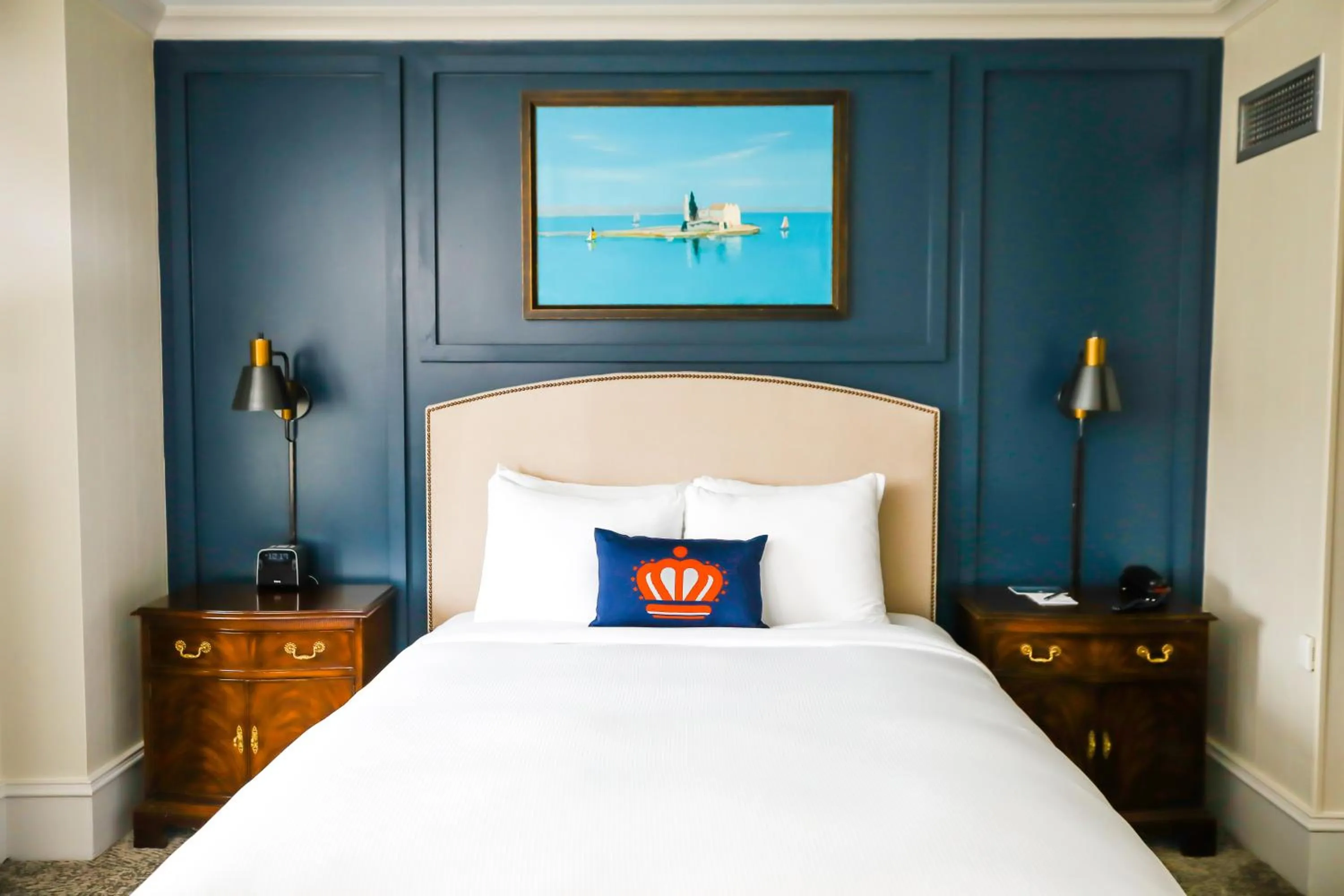 Bedroom, Bed in Dunhill Hotel