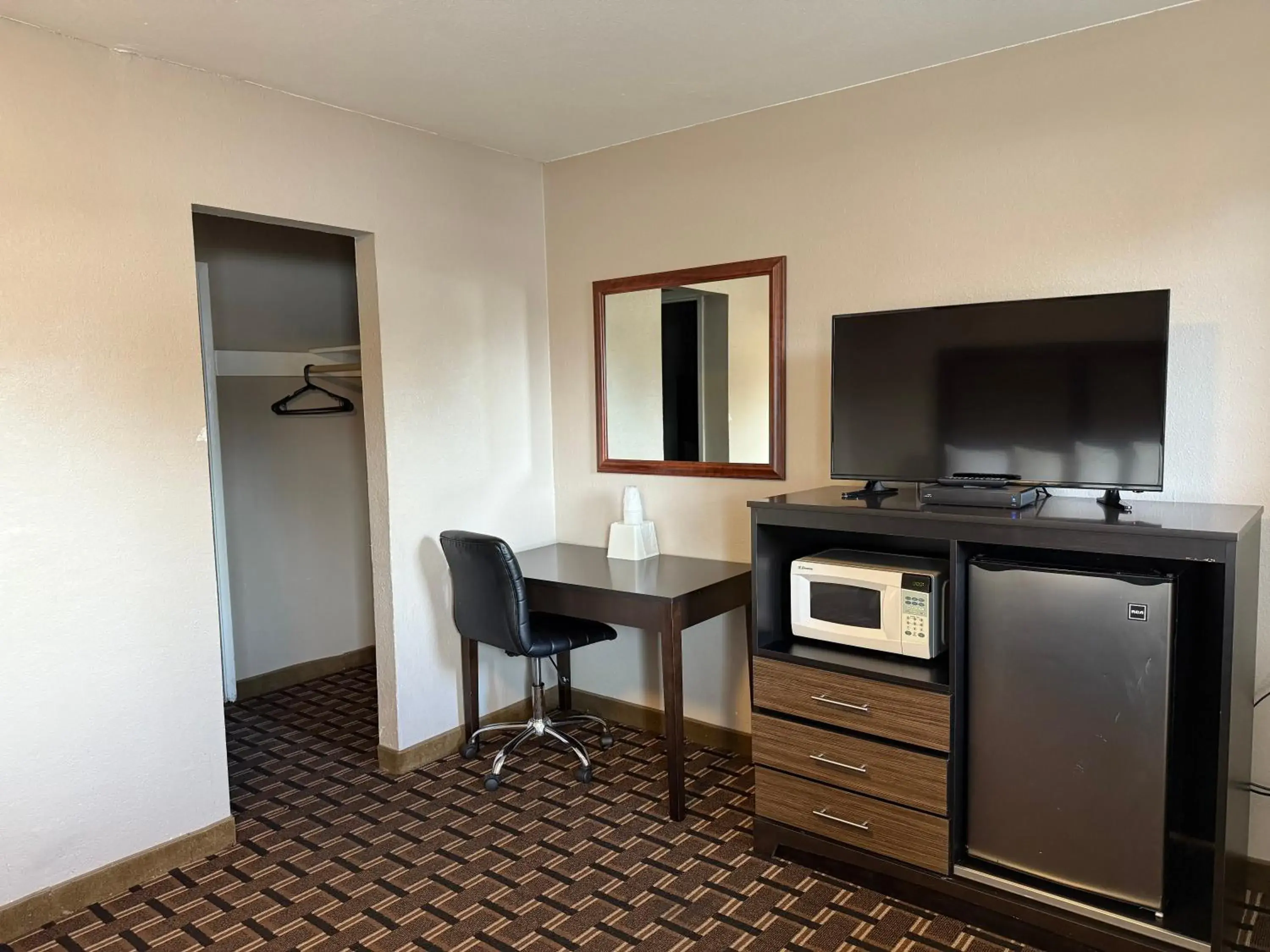 Deluxe Family Room in Beverly Lodge Deluxe Family Room in Beverly Lodge