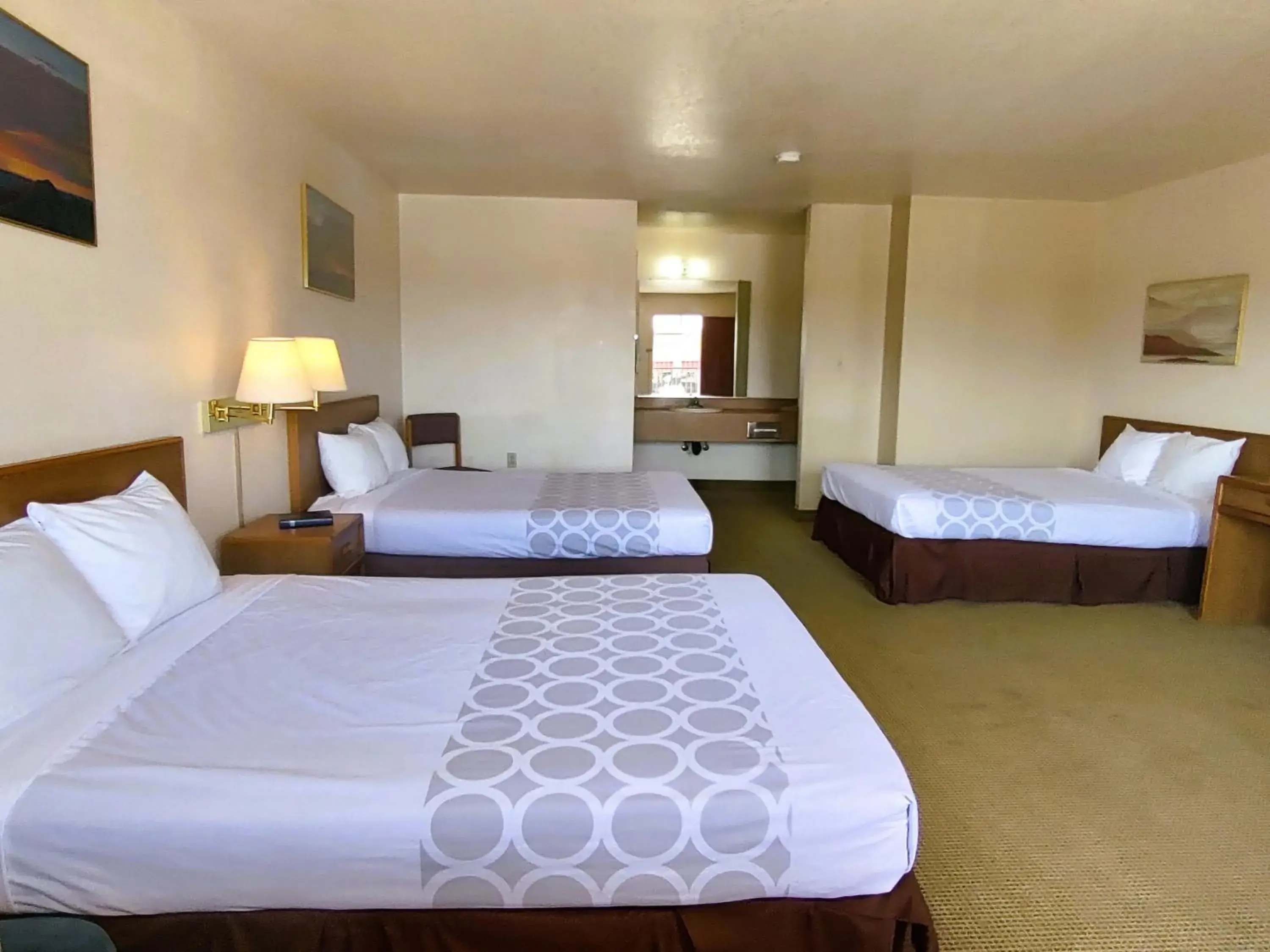 Three Queen Beds Nonsmoking in Rodeway Inn Copper Stay Benson AZ I-10 Exit 304 Three Queen Beds Nonsmoking in Rodeway Inn Copper Stay Benson AZ I-10 Exit 304