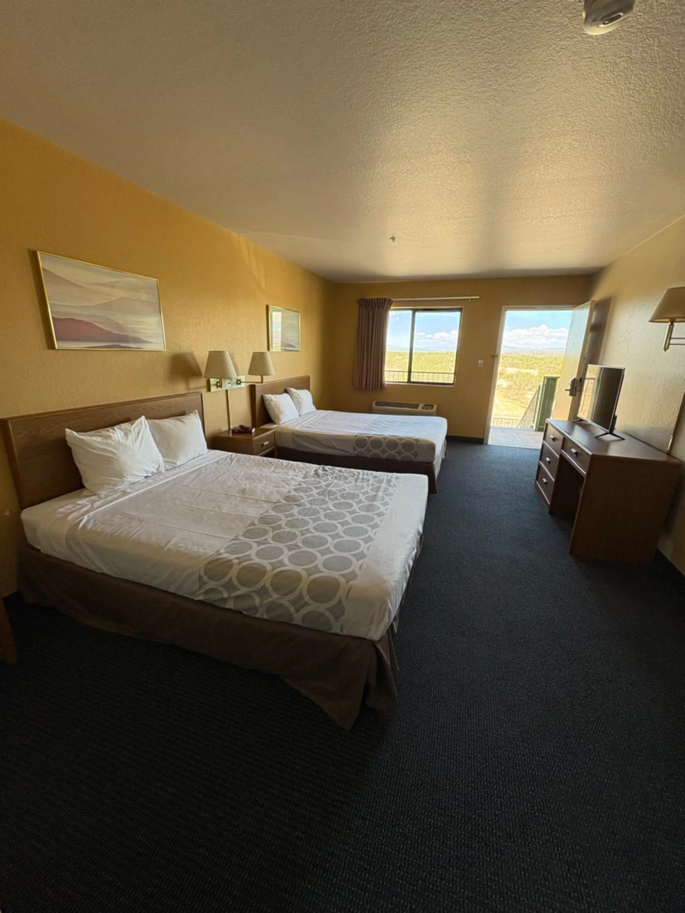 Photo of the whole room, Bed in Rodeway Inn Copper Stay Benson AZ I-10 Exit 304