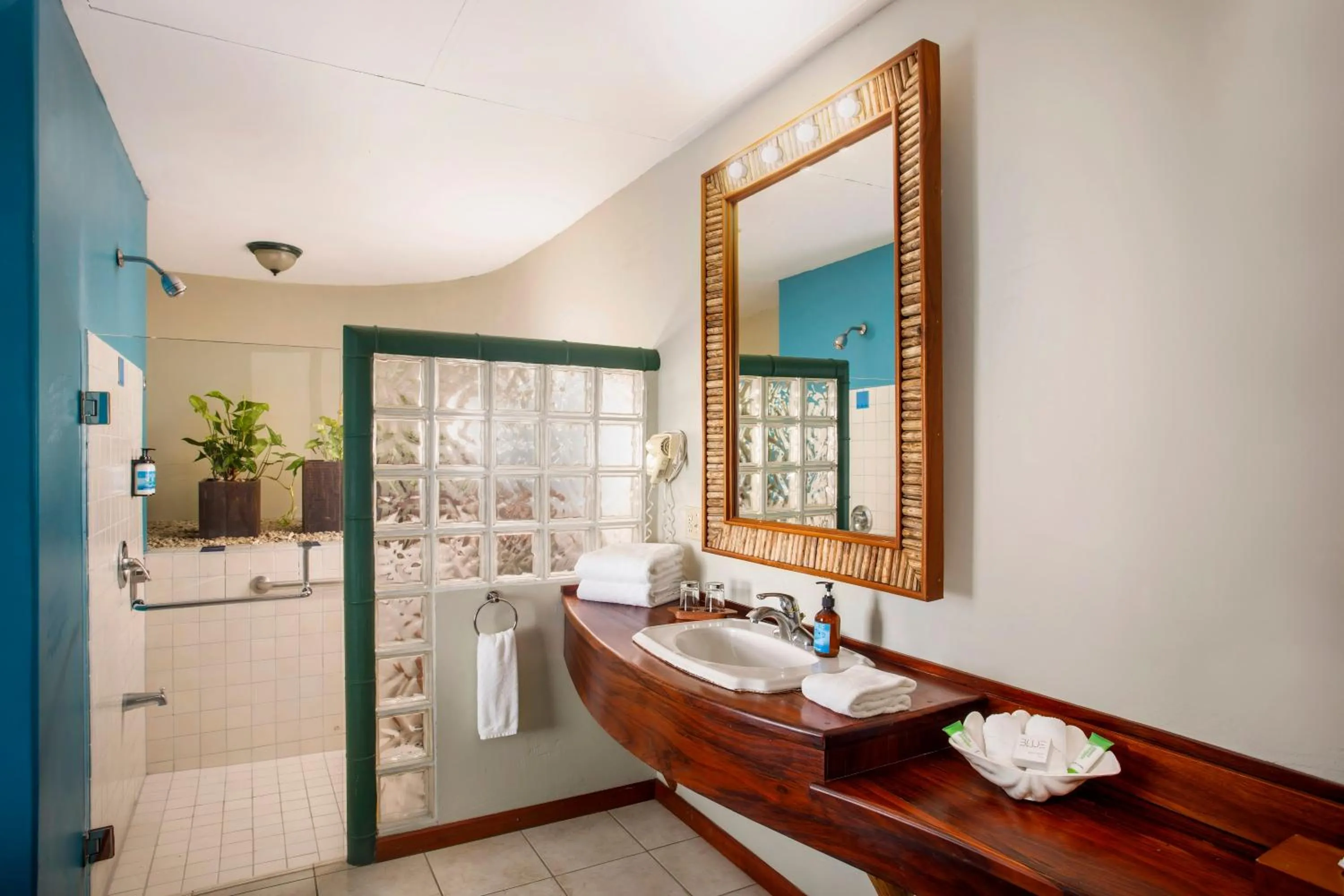 Shower in Si Como No Resort & Wildlife Refuge