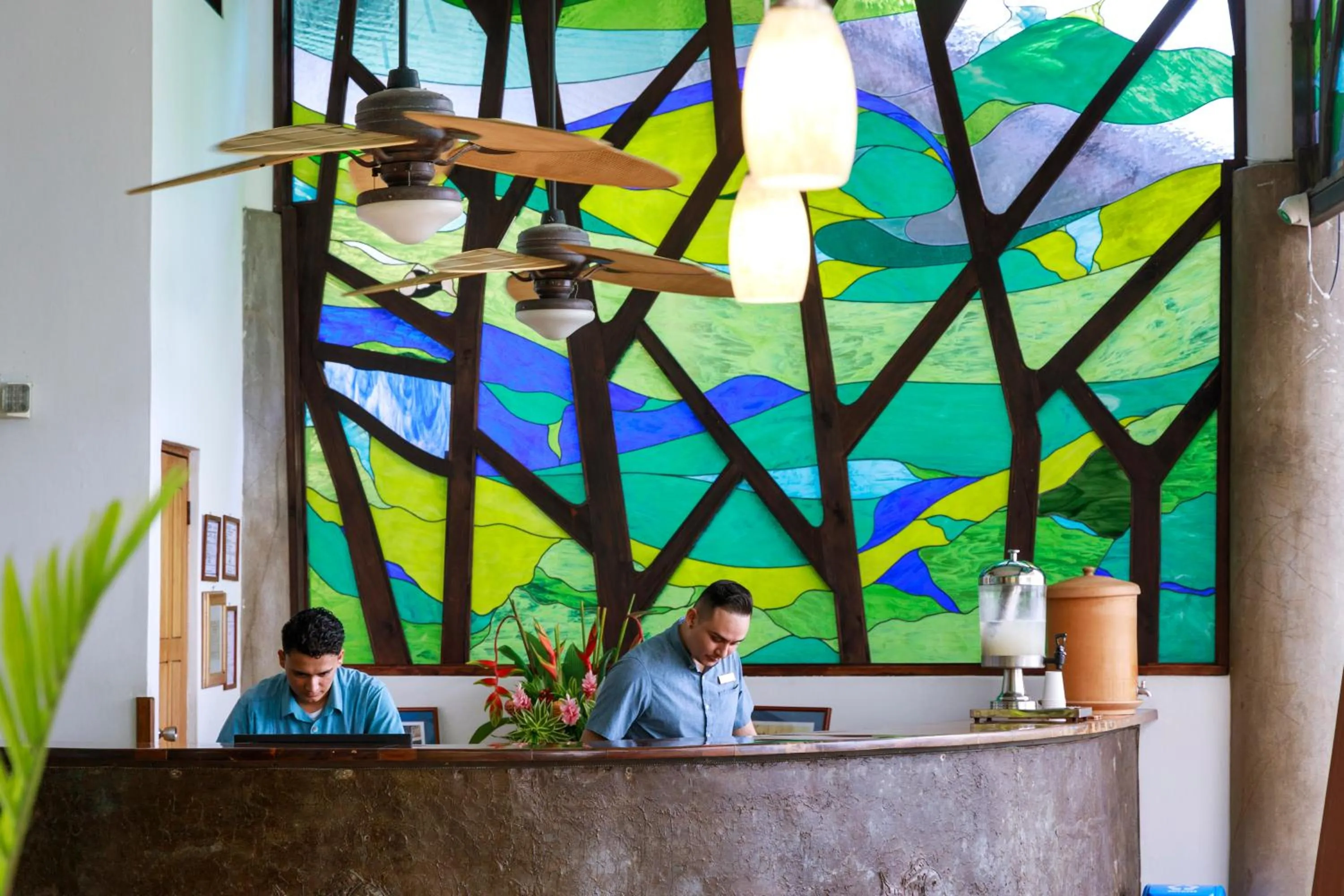 People in Si Como No Resort & Wildlife Refuge