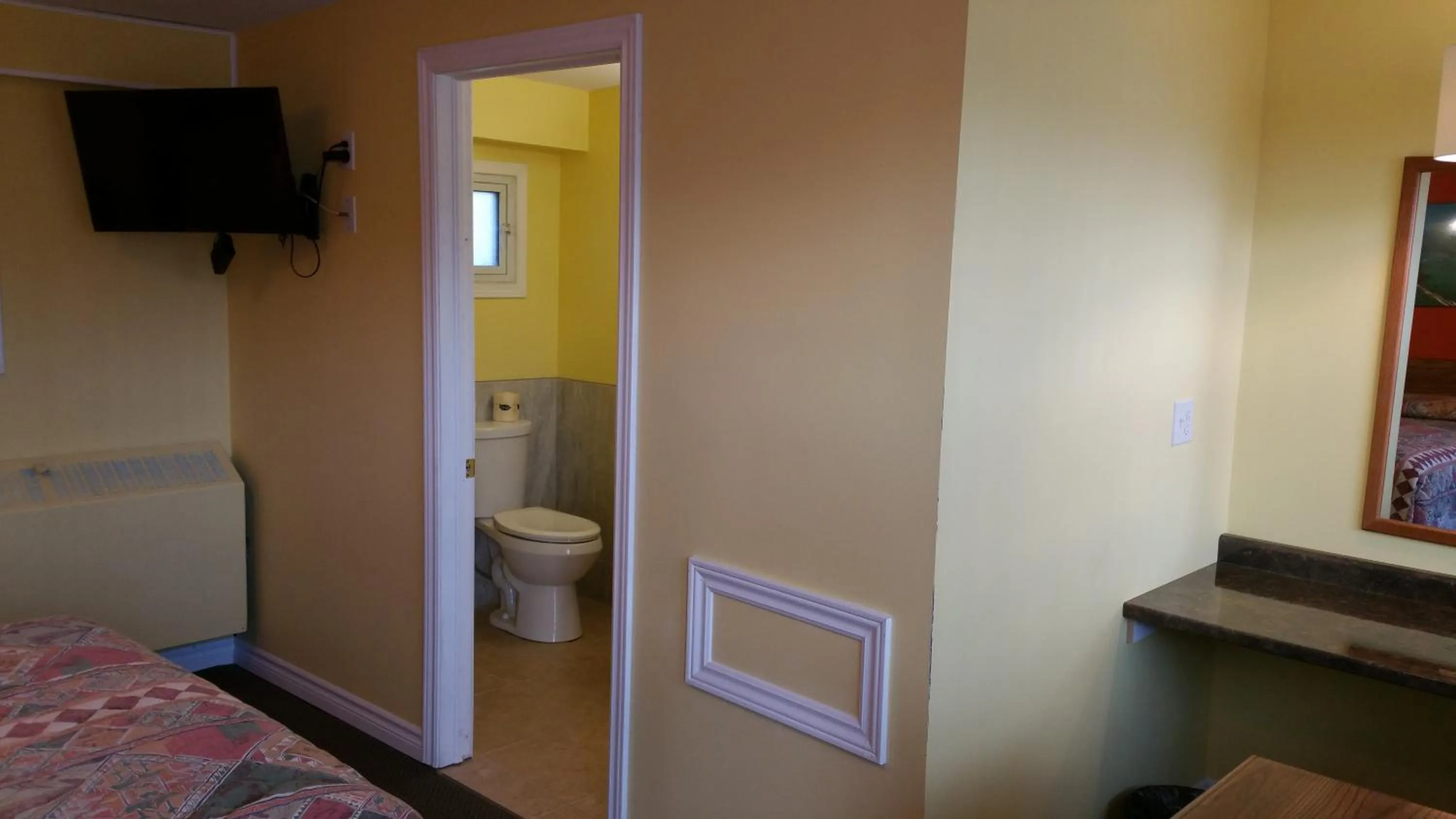 Property building, Bed in Rymal's Motel