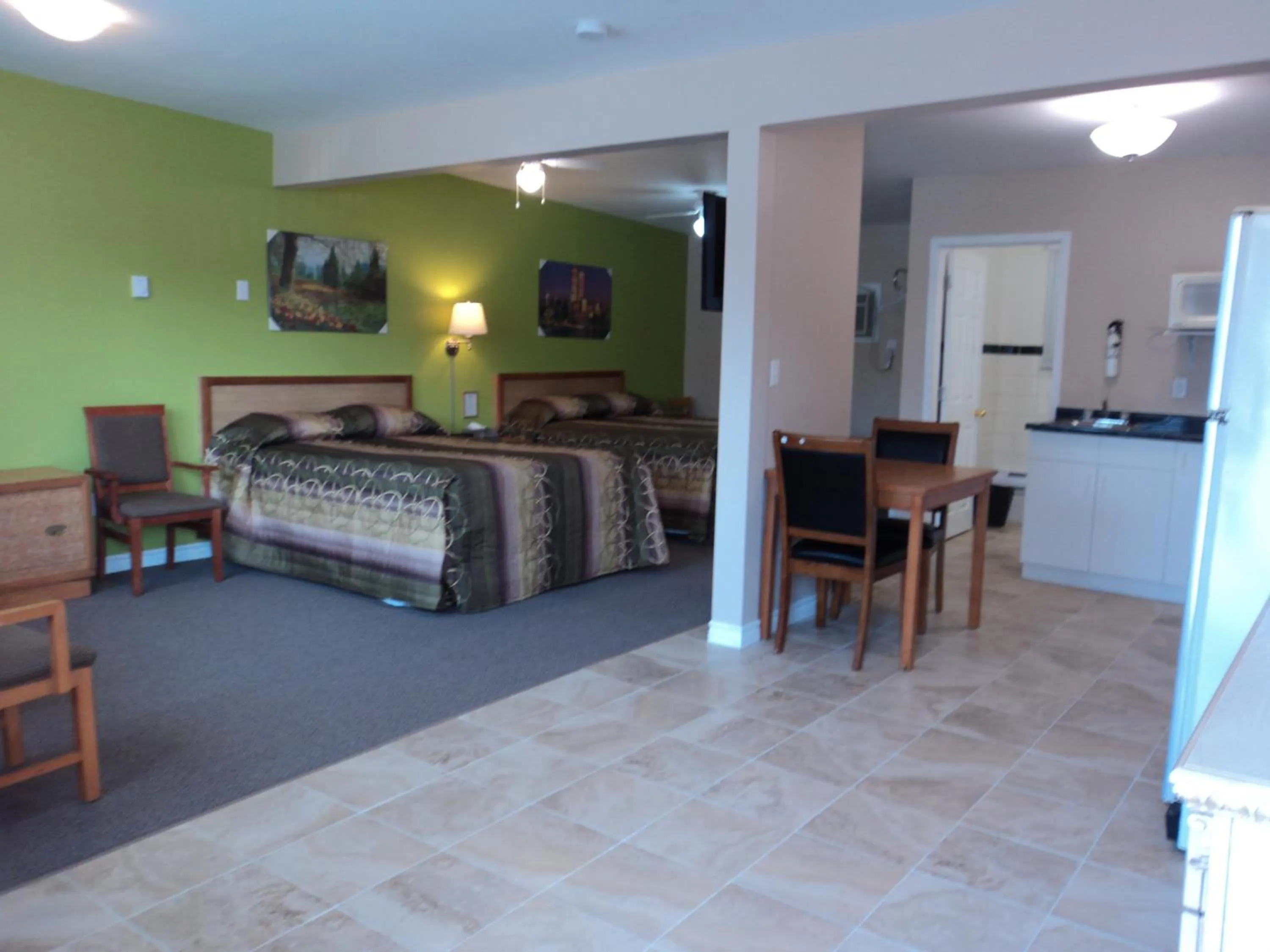 Photo of the whole room, Bed in Rymal's Motel