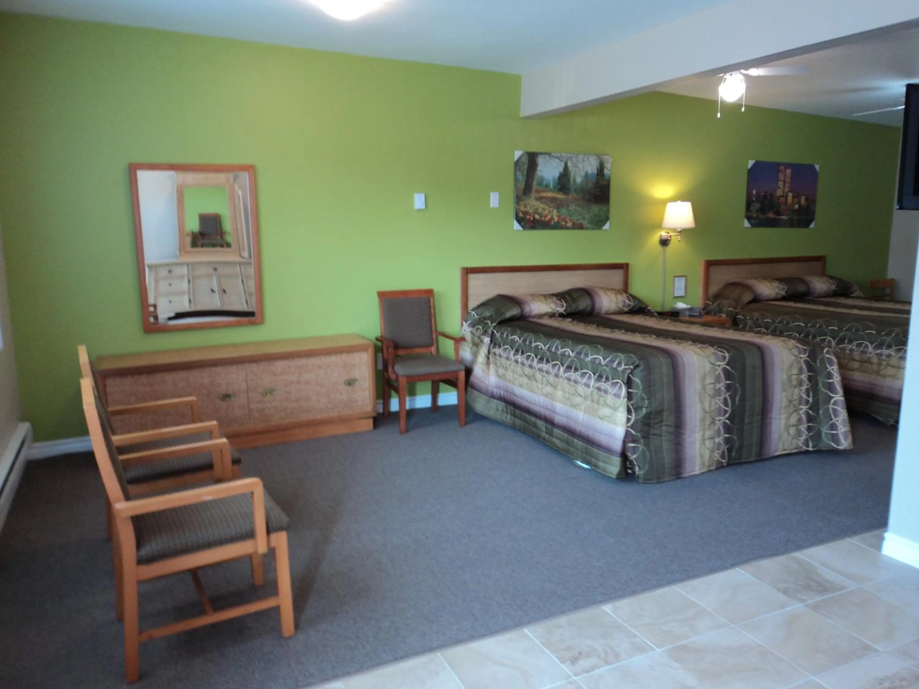 Photo of the whole room, Bed in Rymal's Motel