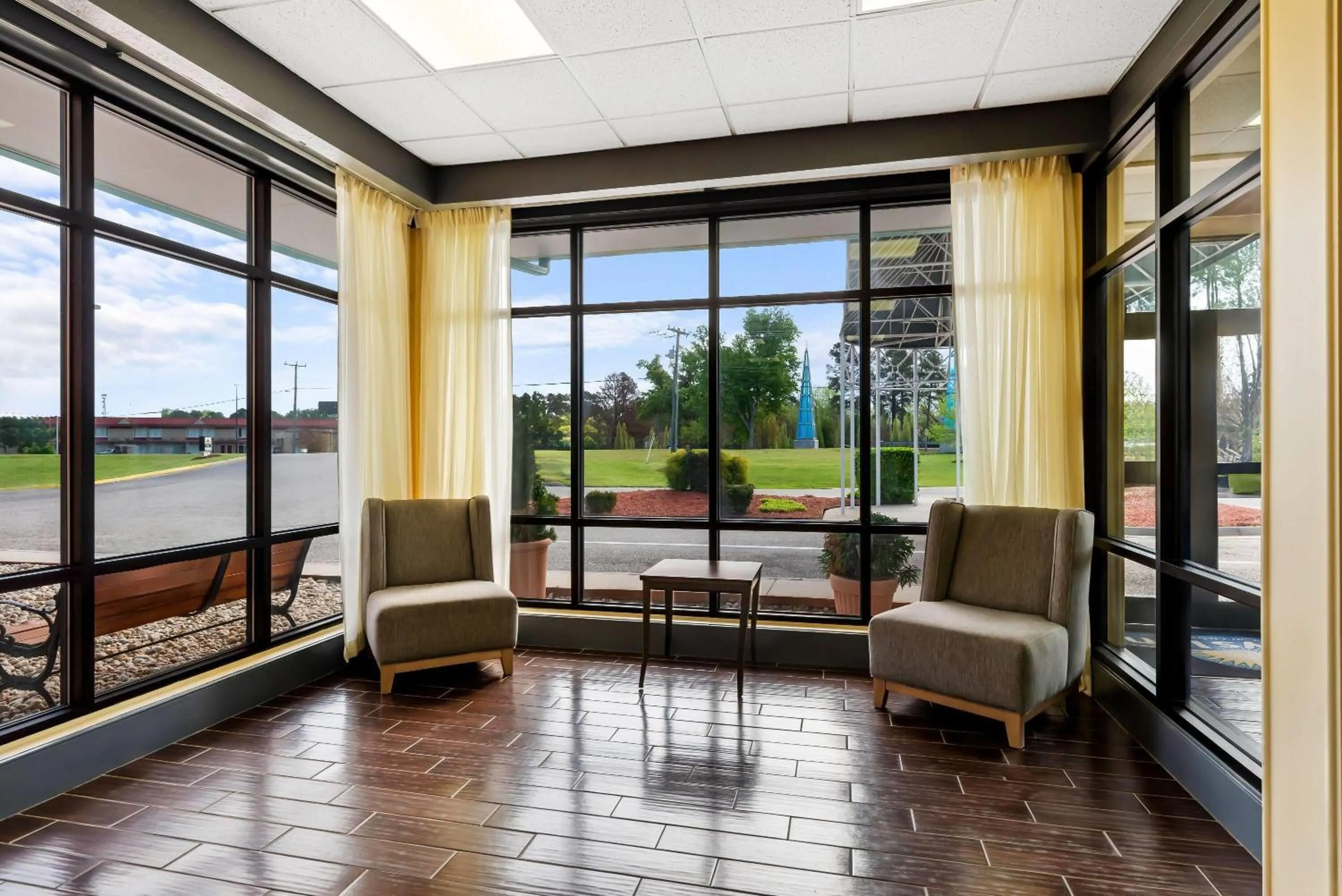Lobby or reception in Days Inn by Wyndham Petersburg/South Fort Lee