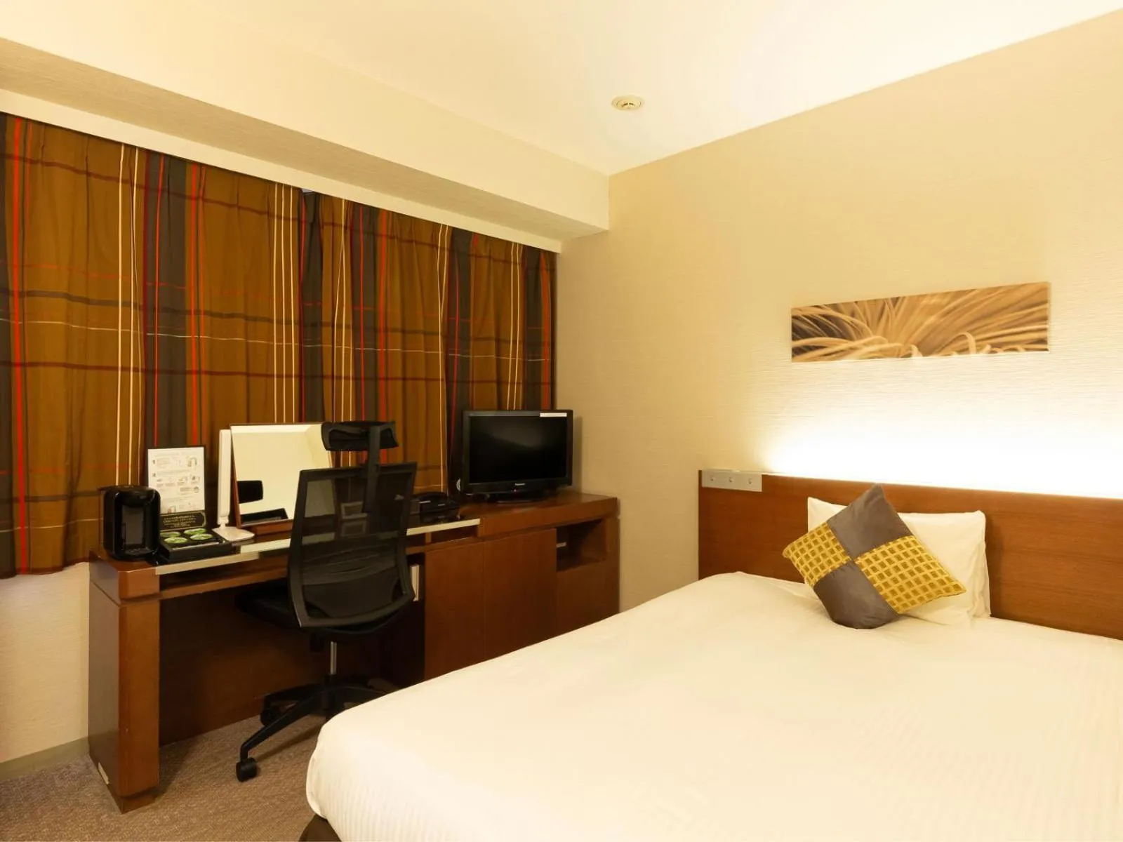 Photo of the whole room, Bed in Hotel Keihan Kyobashi Grande