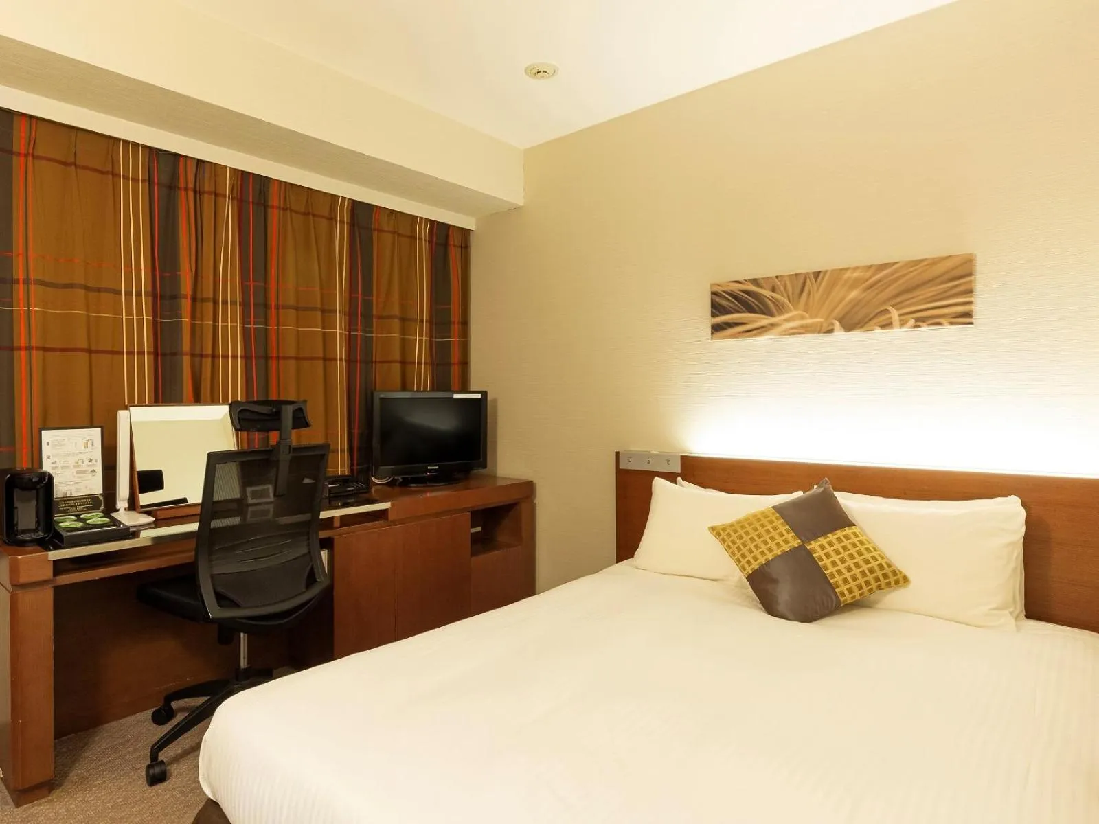 Photo of the whole room, Bed in Hotel Keihan Kyobashi Grande