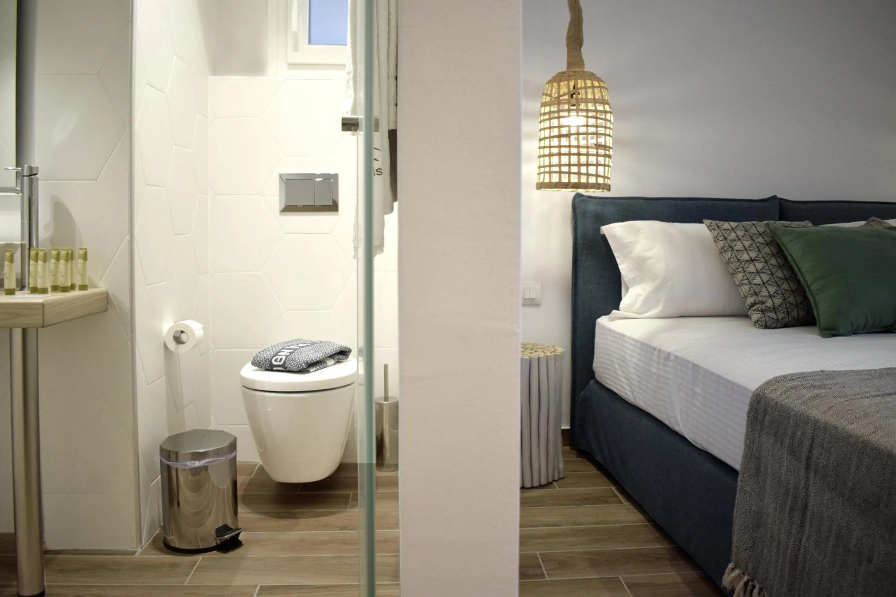 Bathroom, Bed in Meltemi