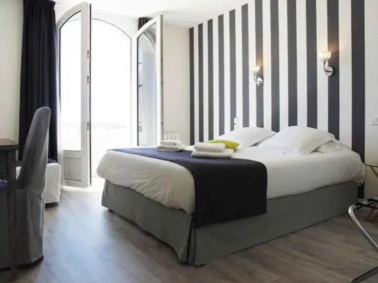 Standard Double Room with Sea View in Logis le Castel Ac'h Standard Double Room with Sea View in Logis le Castel Ac'h