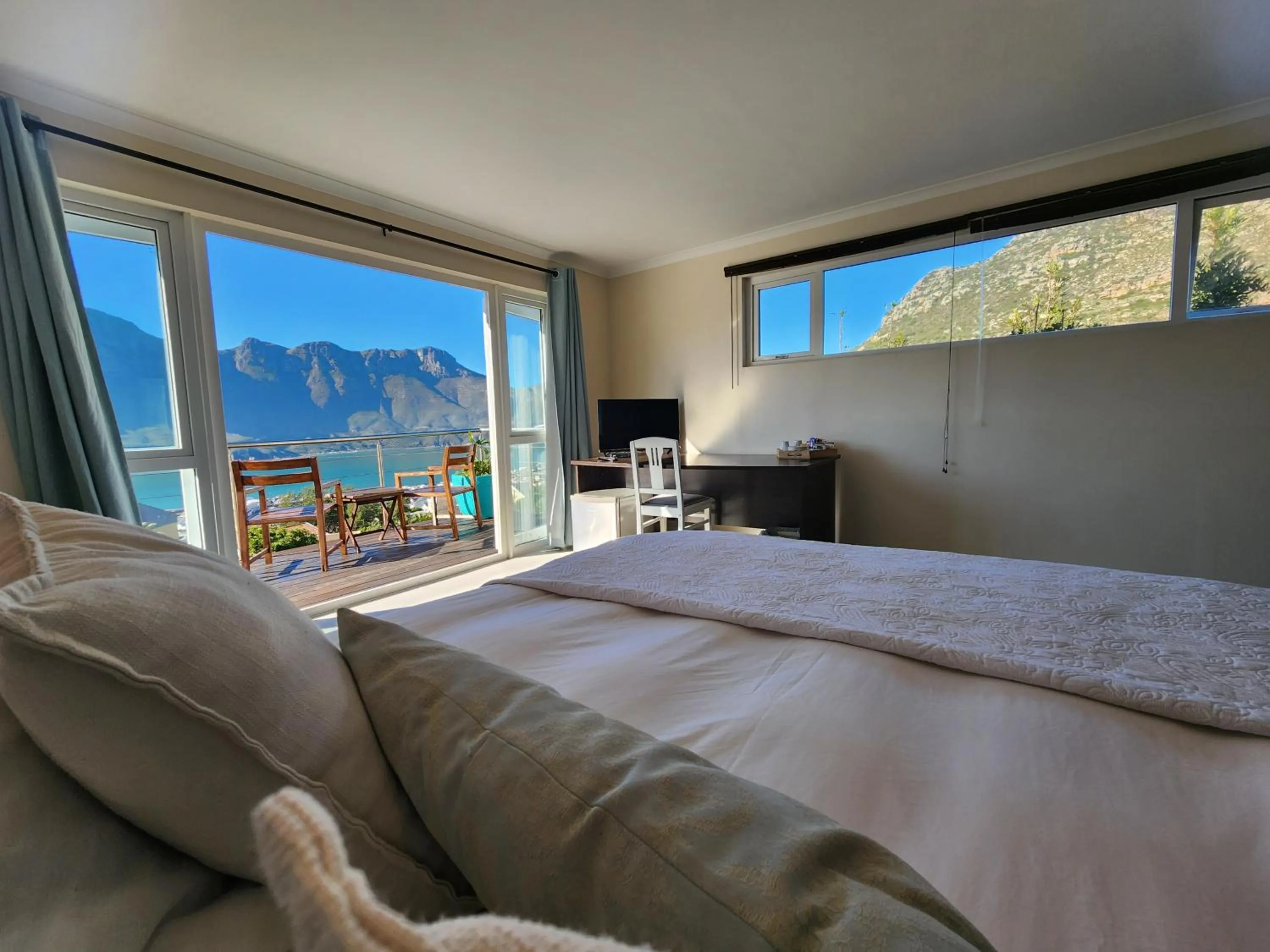 Bed in Hout Bay Breeze Guest House