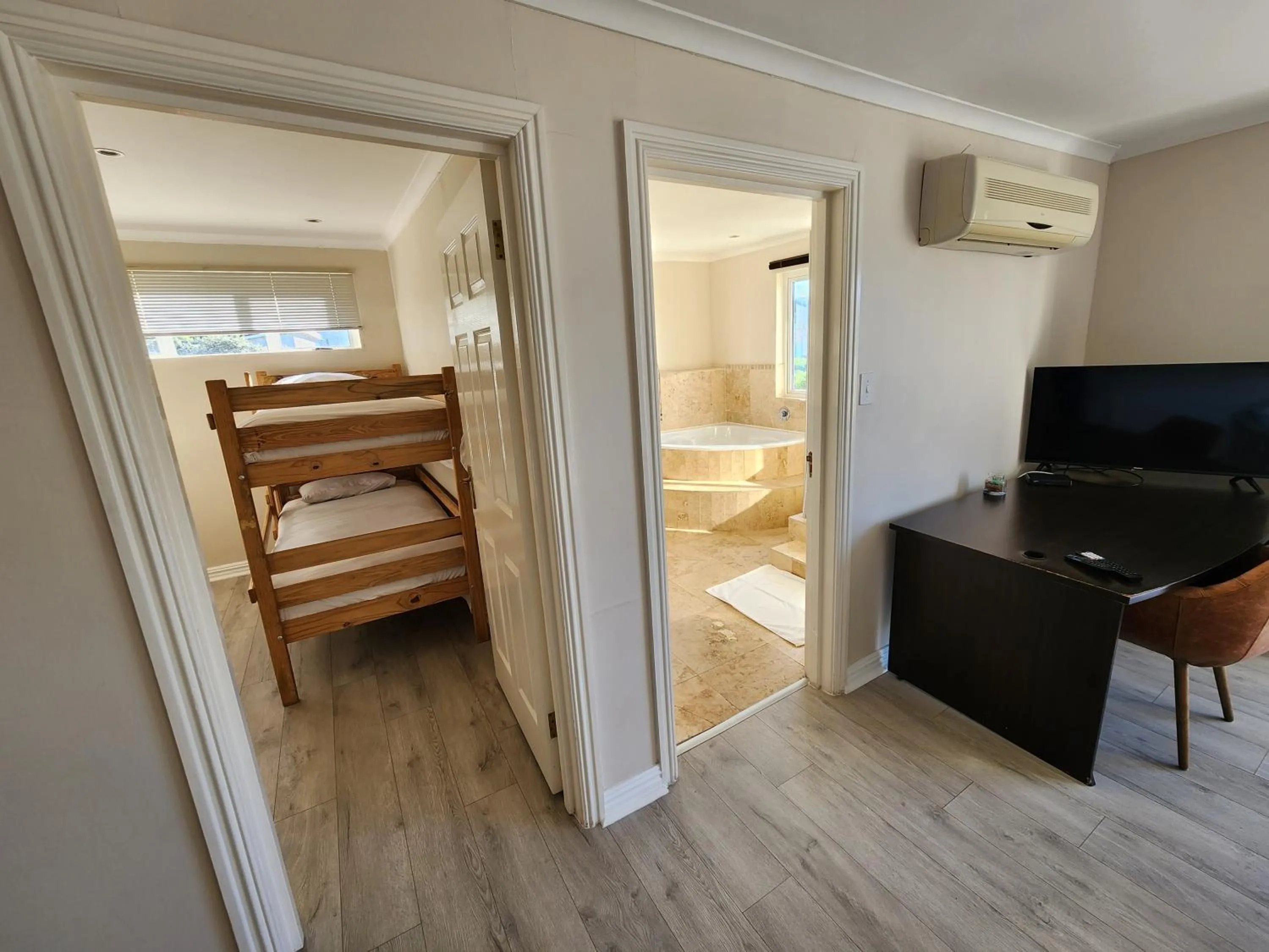 Bed in Hout Bay Breeze Guest House