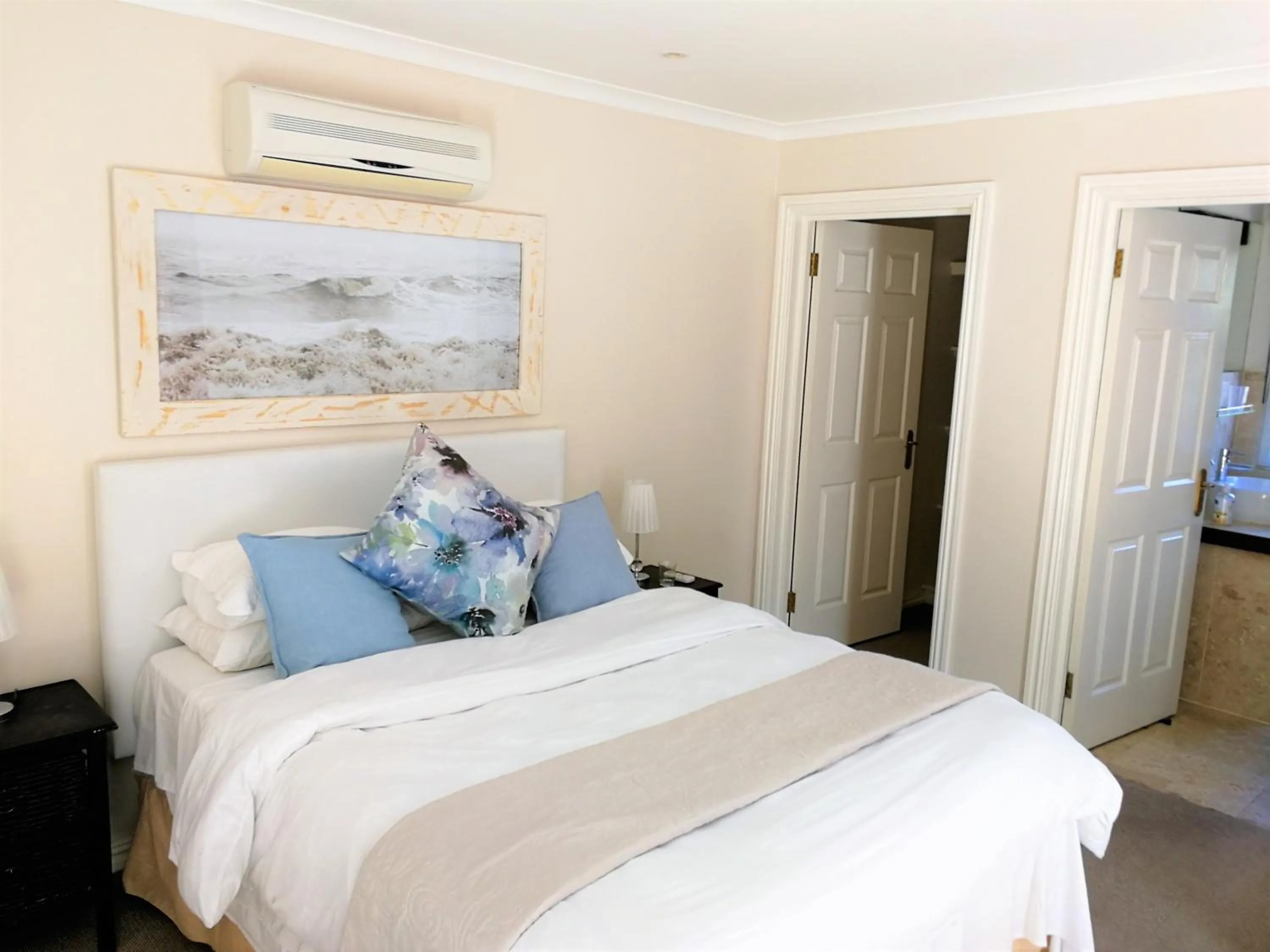 Bed in Hout Bay Breeze Guest House