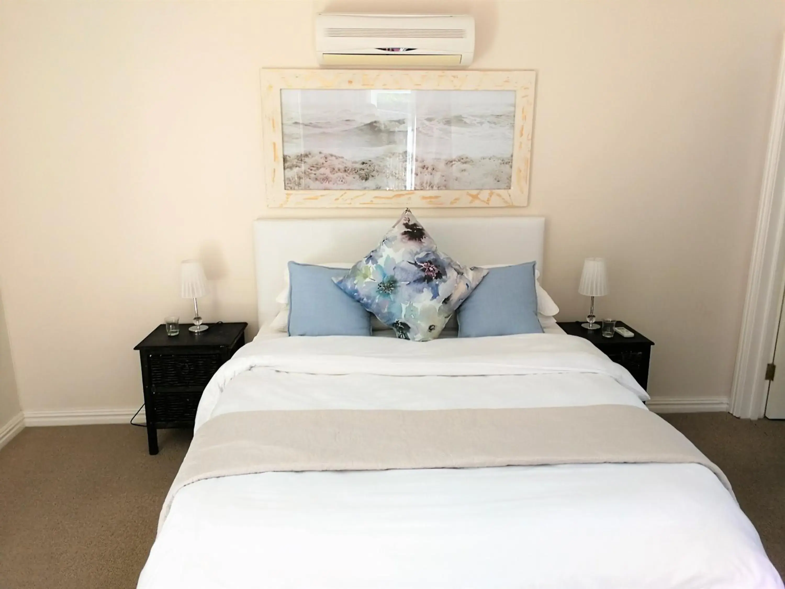 Queen Room with Pool View in Hout Bay Breeze Guest House Queen Room with Pool View in Hout Bay Breeze Guest House
