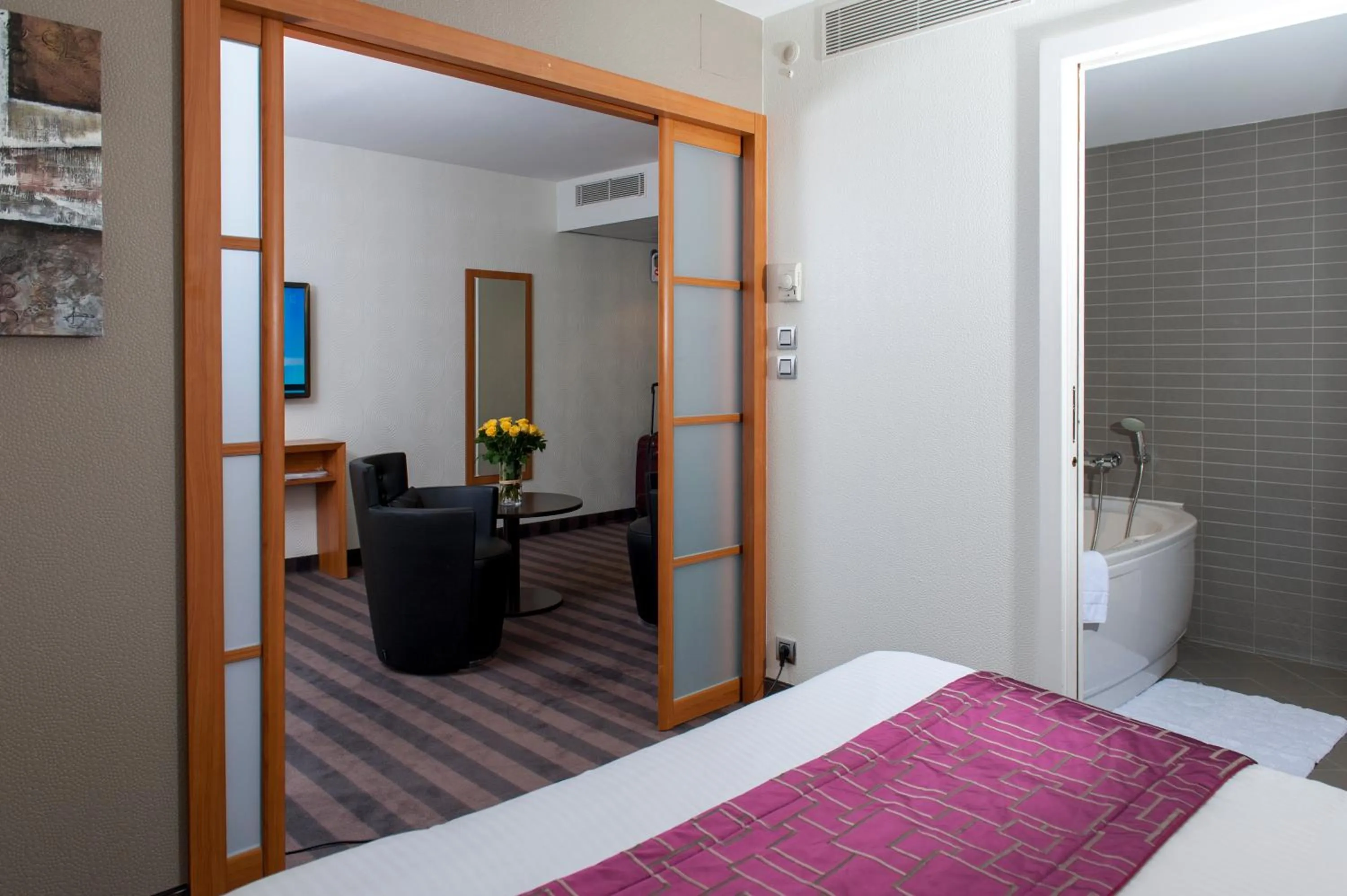 Photo of the whole room, Bed in Brit Hotel Belfort Centre-Le Boreal