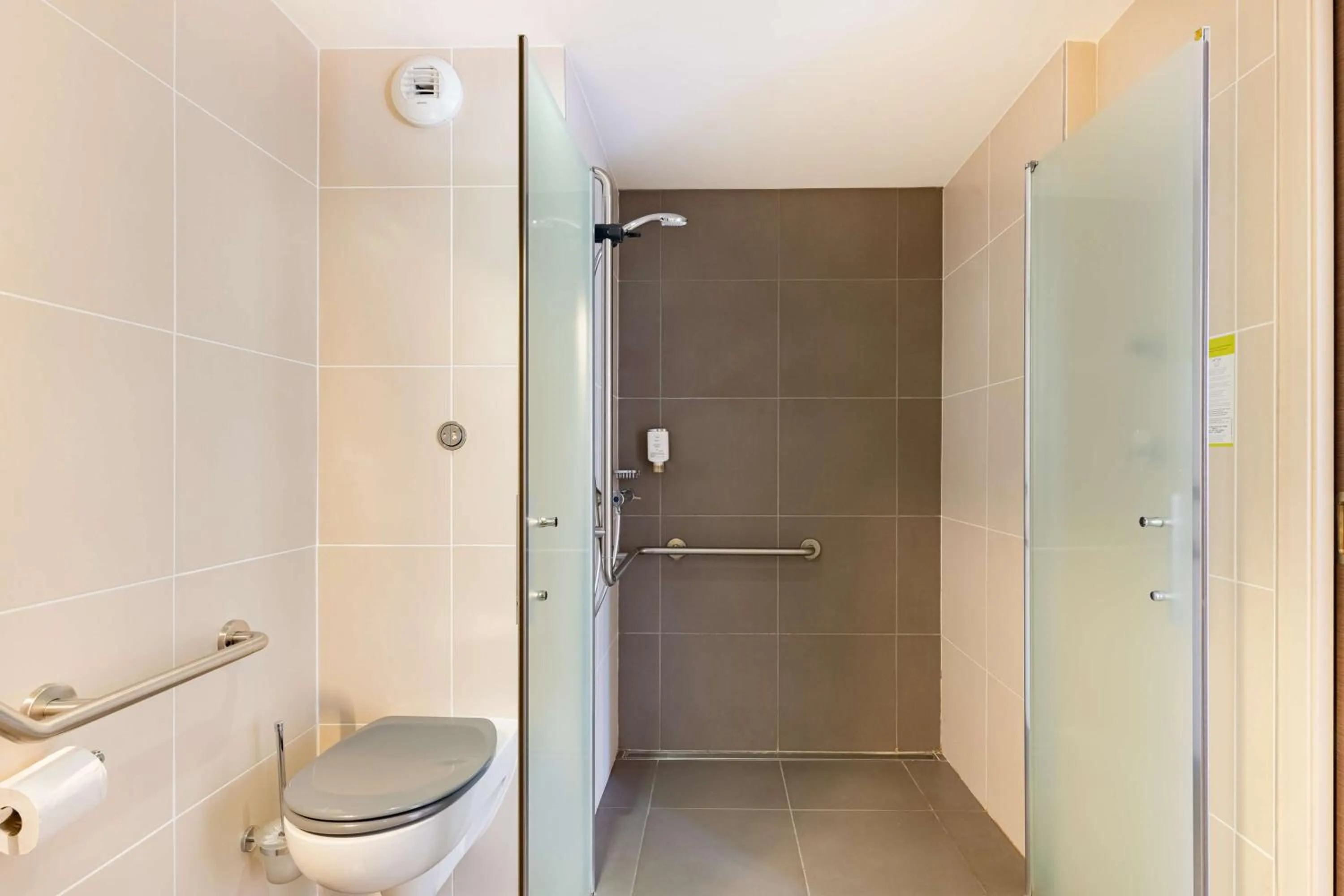 Bathroom in Hôtel des Barolles - Lyon Sud Brignais