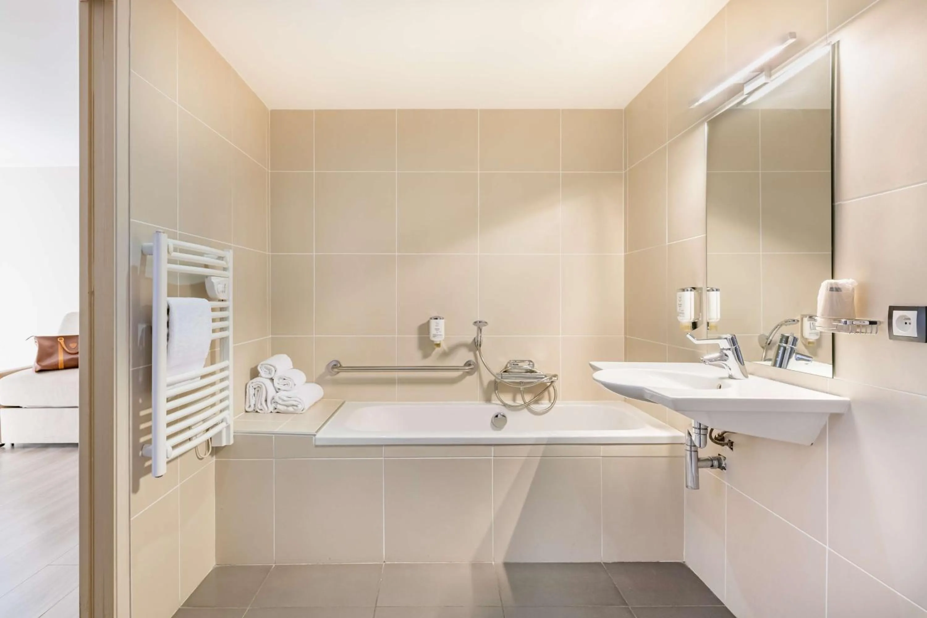 Bathroom in Hôtel des Barolles - Lyon Sud Brignais