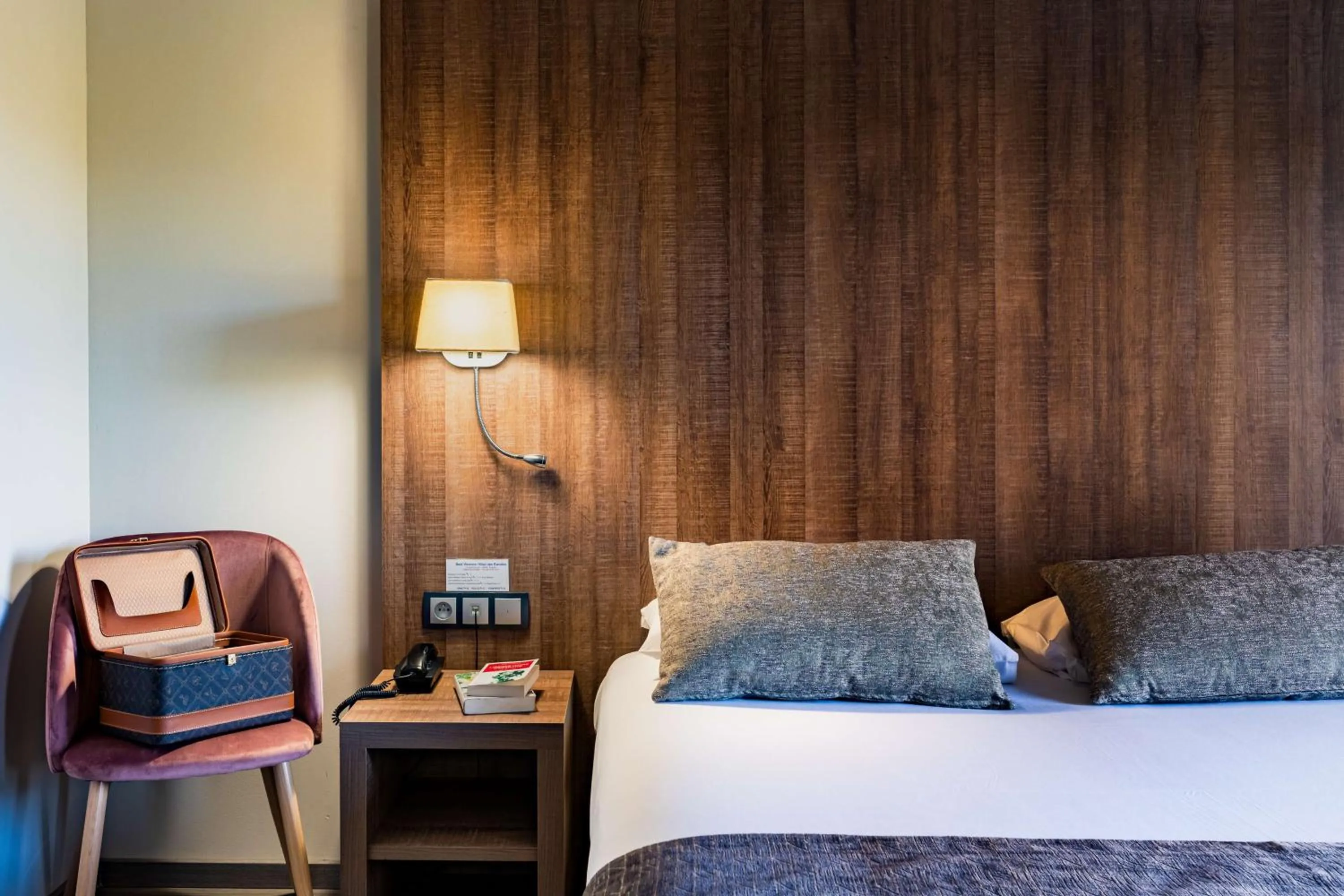 Bedroom, Bed in Hôtel des Barolles - Lyon Sud Brignais