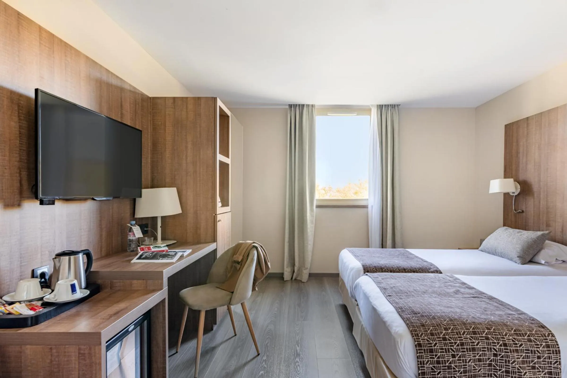 Photo of the whole room, Bed in Hôtel des Barolles - Lyon Sud Brignais