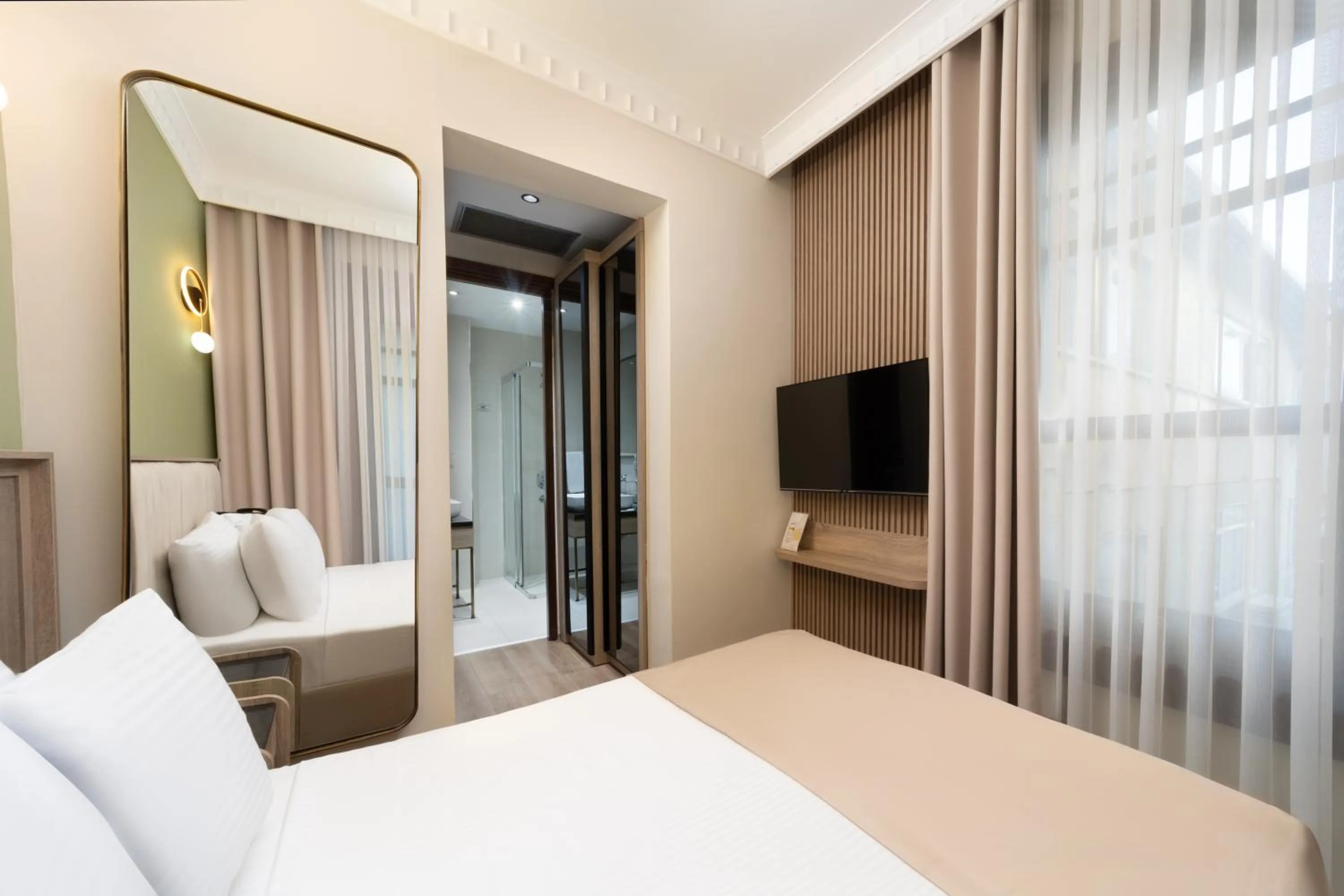 Photo of the whole room, Bed in Atik Palas Hotel