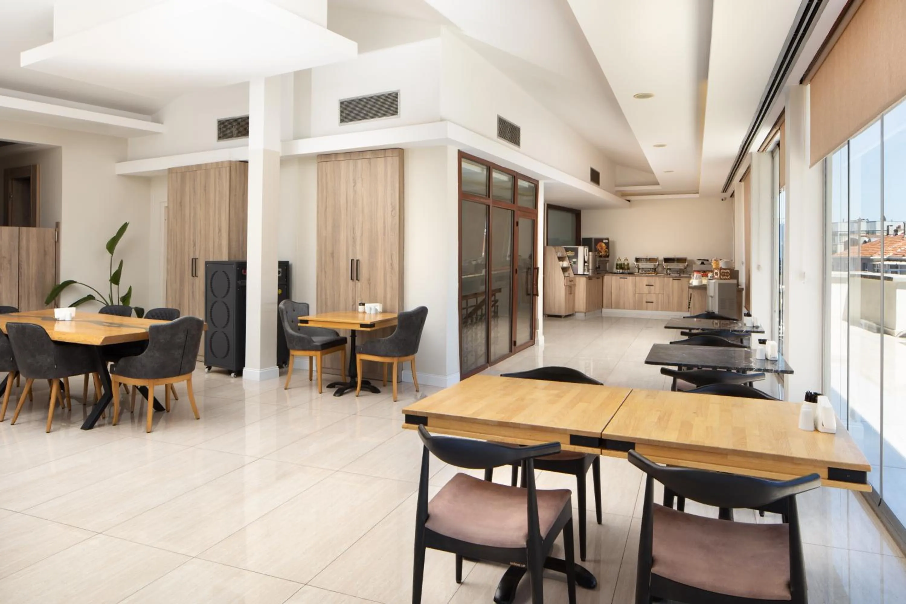 Restaurant/places to eat in Atik Palas Hotel