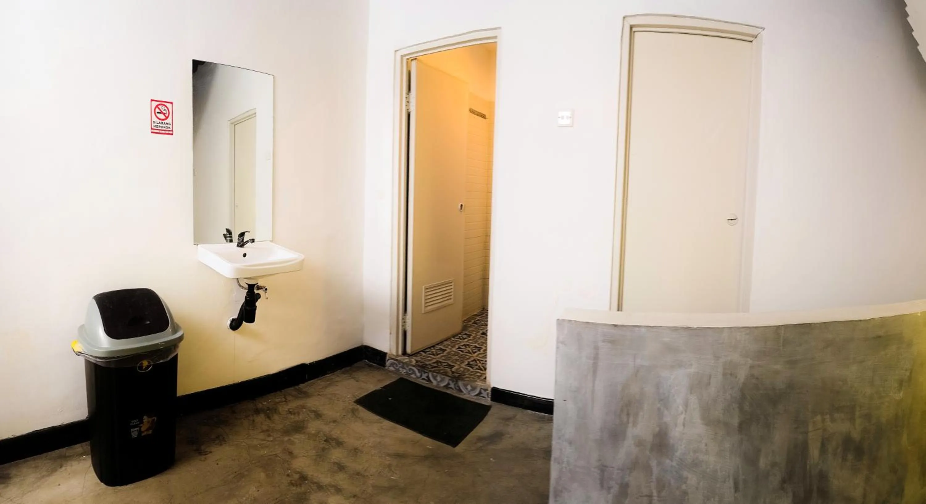 Cilacap Guest House , Penginapan lokasi strategis di Depan terminal bus cilacap