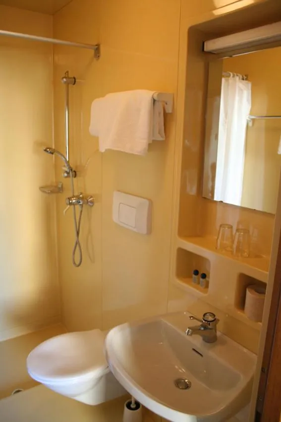 Bathroom in Gasthof Albergo Kreuzwirt