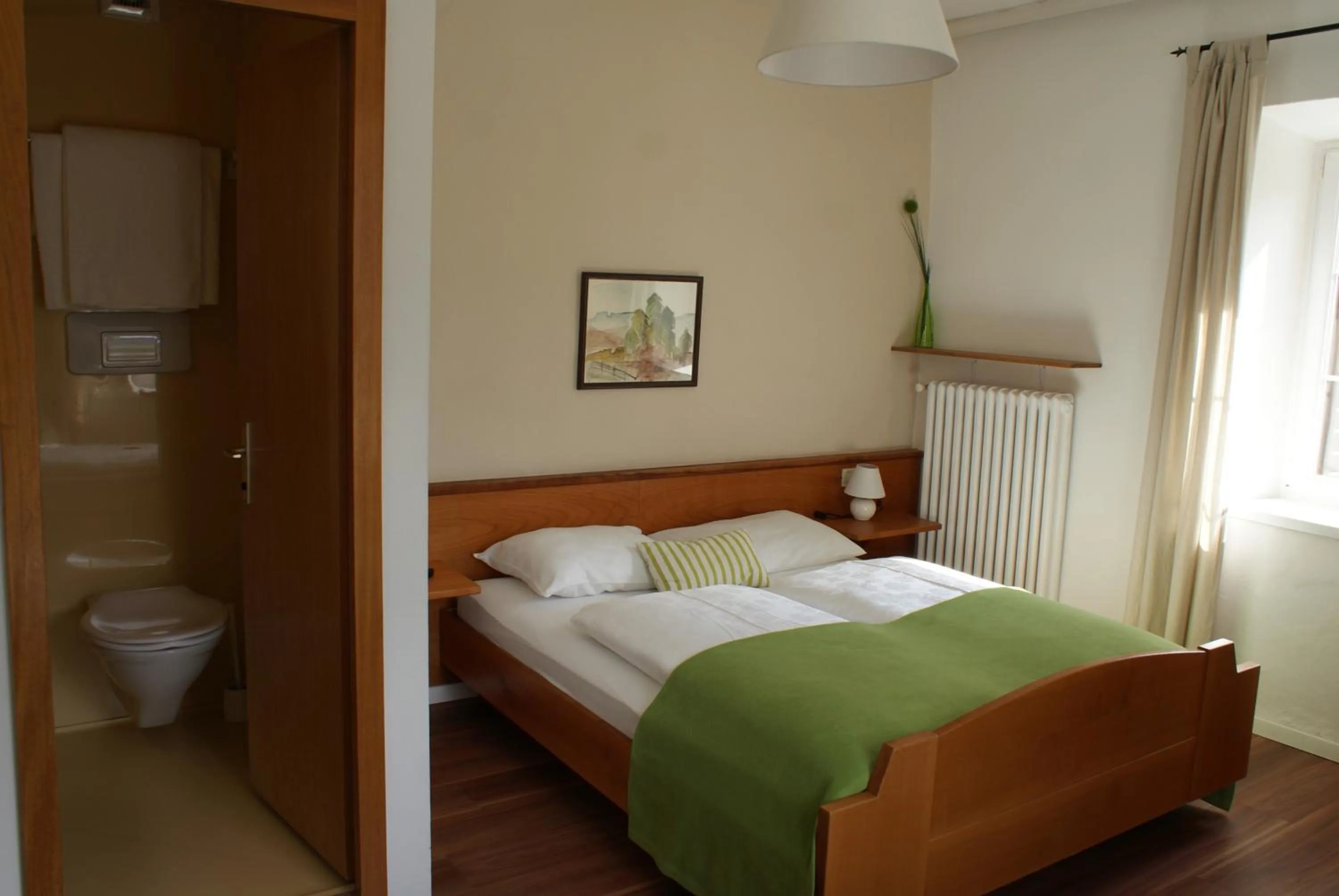 Bathroom, Bed in Gasthof Albergo Kreuzwirt
