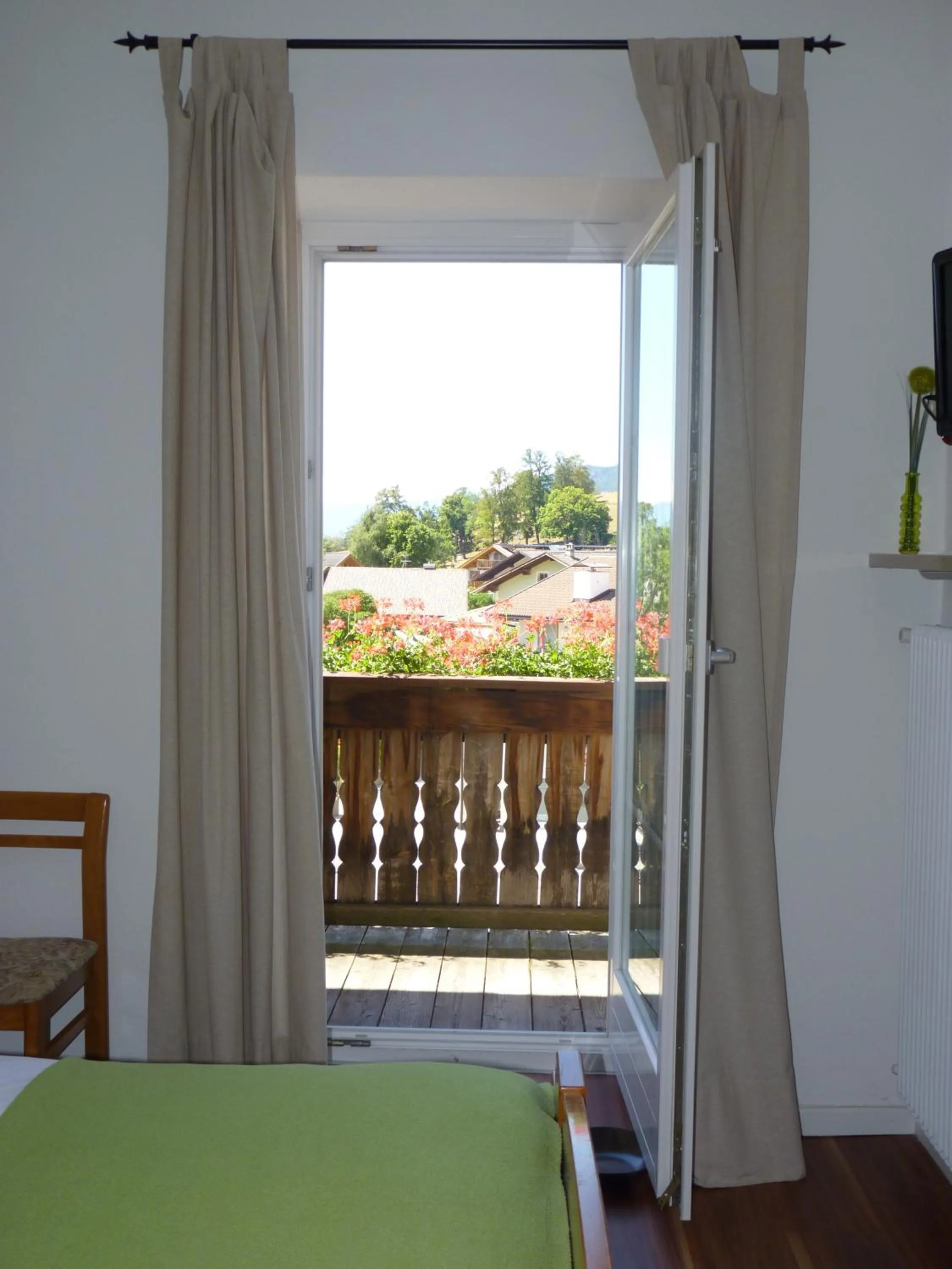 View (from property/room), Bed in Gasthof Albergo Kreuzwirt