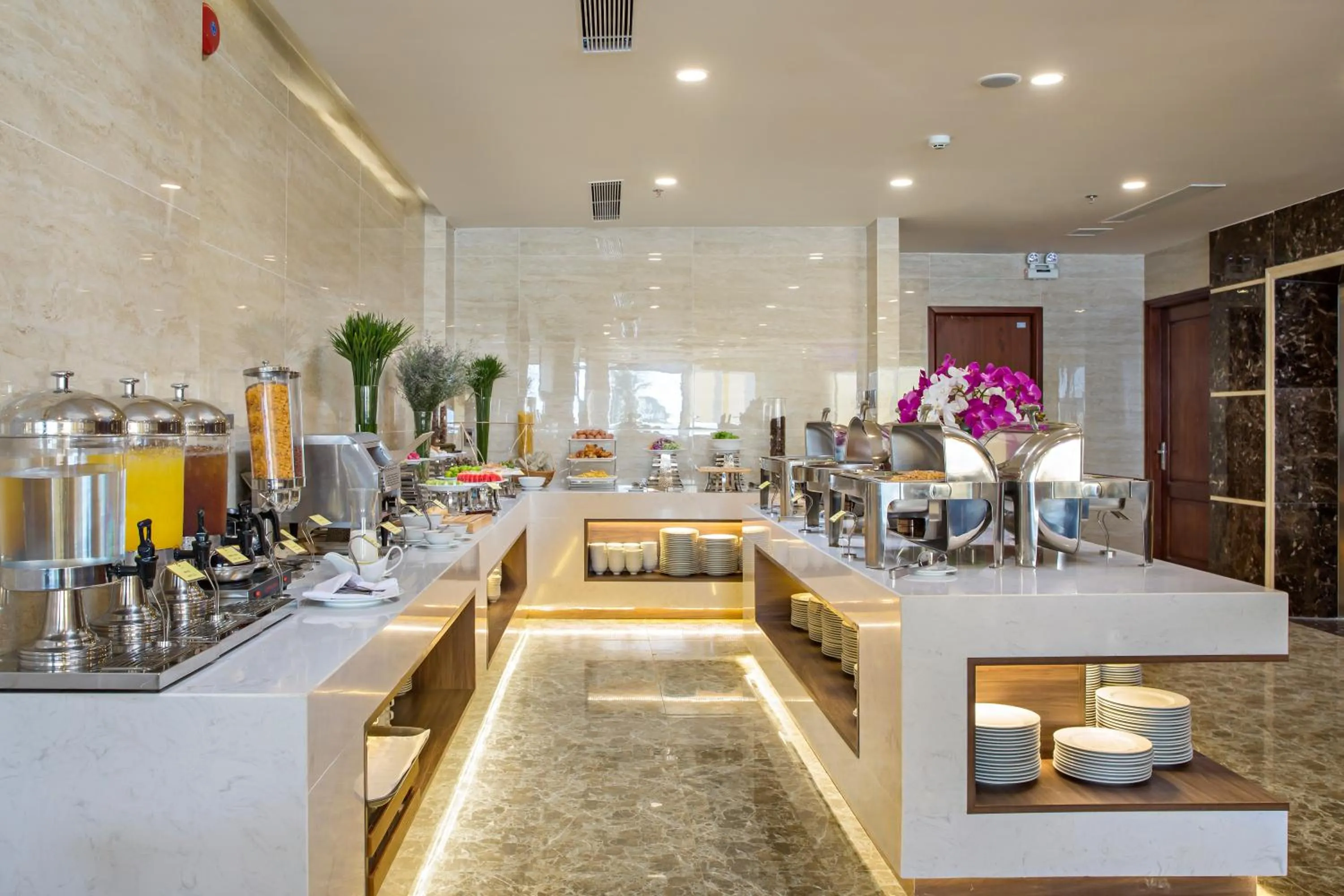 Restaurant/places to eat in Alisia Beach Hotel Da Nang