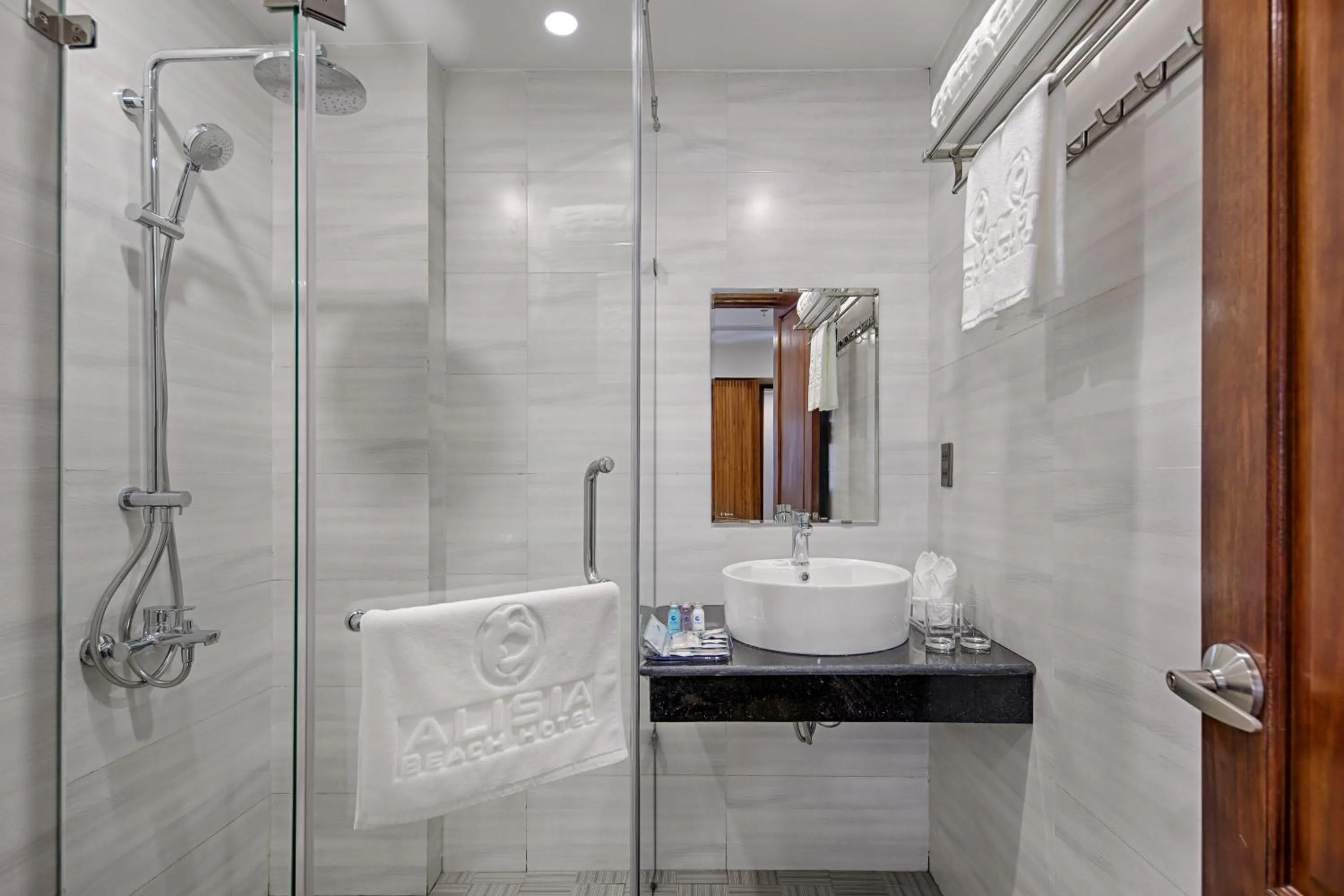 Shower in Alisia Beach Hotel Da Nang
