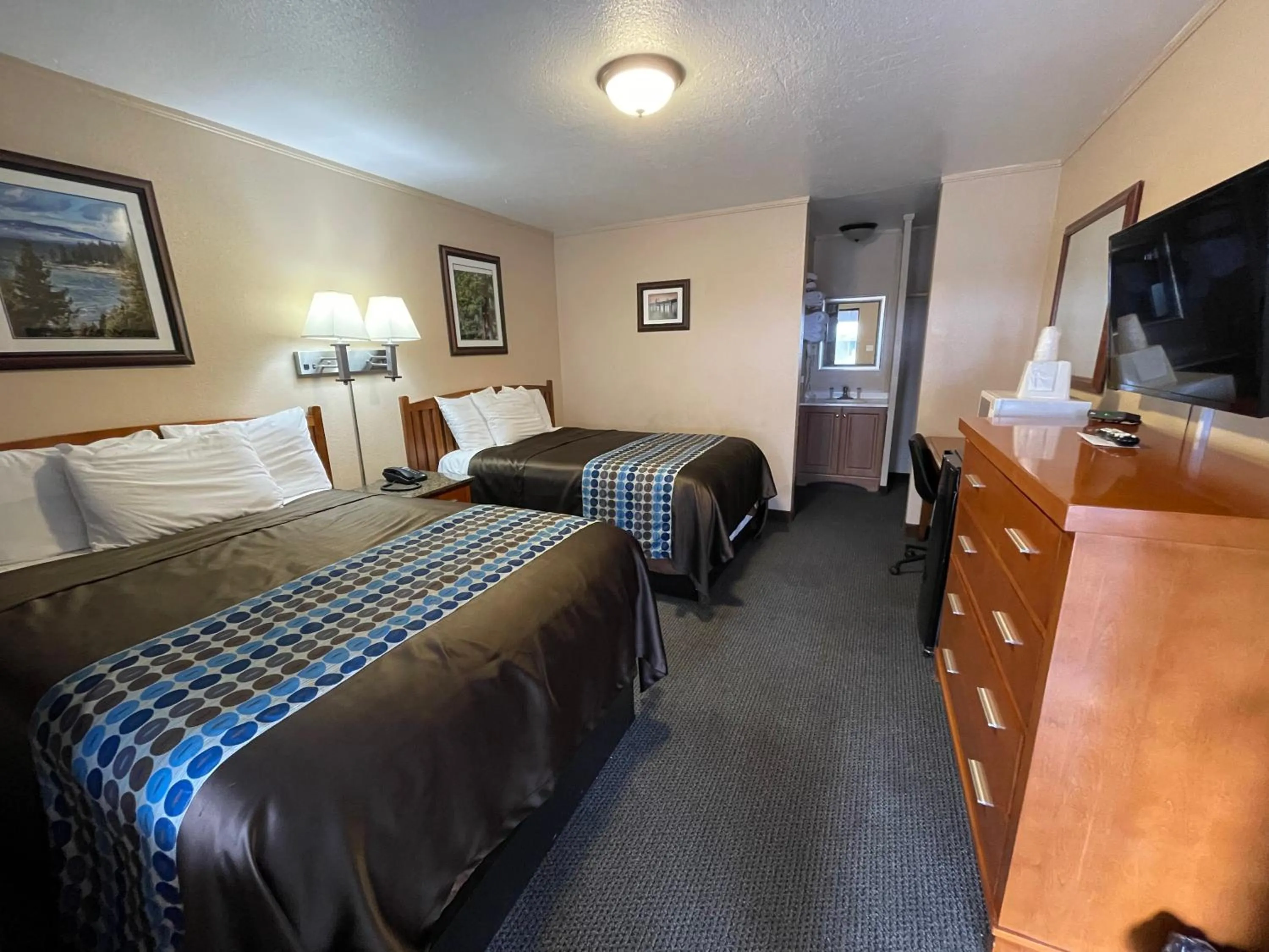 Bed in Tahoe Hacienda Inn