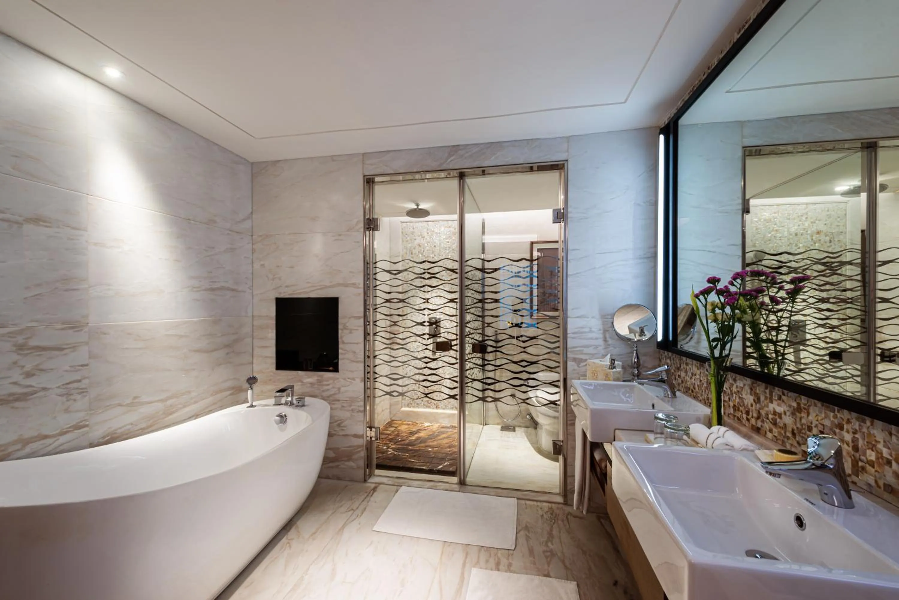 Shower in Narcissus Obhur Resort & Spa