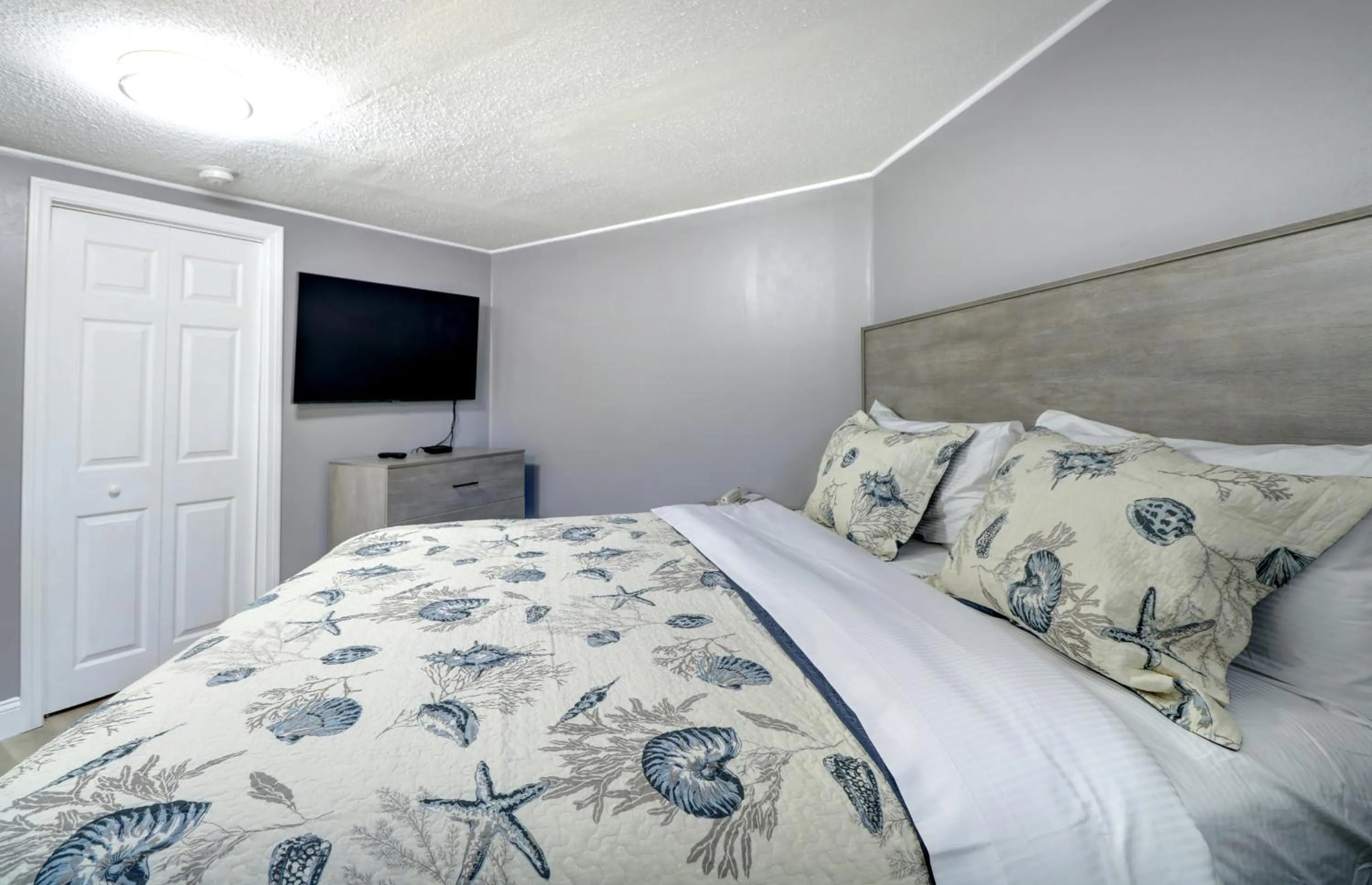 Bed in Windrift Motel