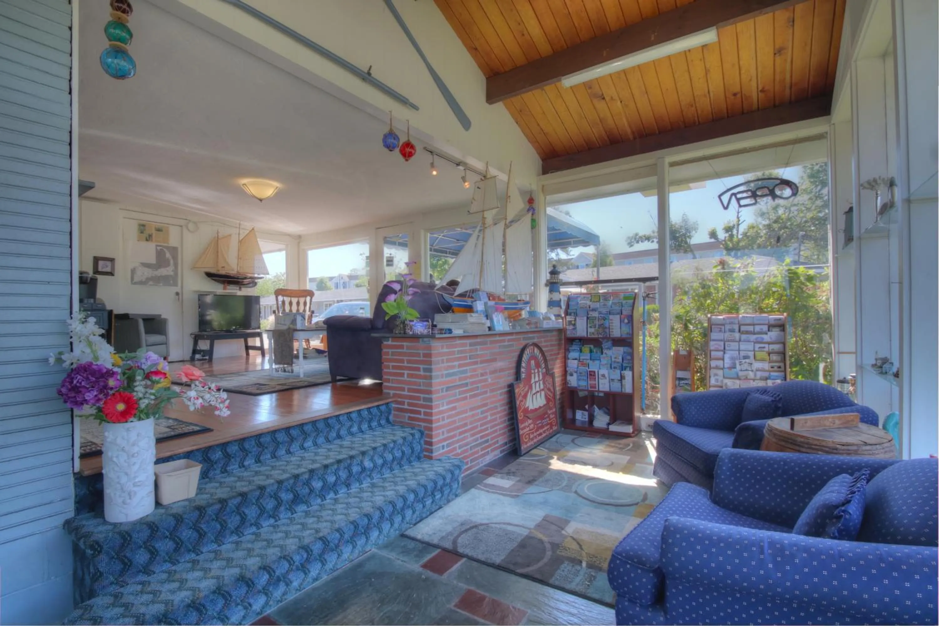 Lobby or reception in Windrift Motel