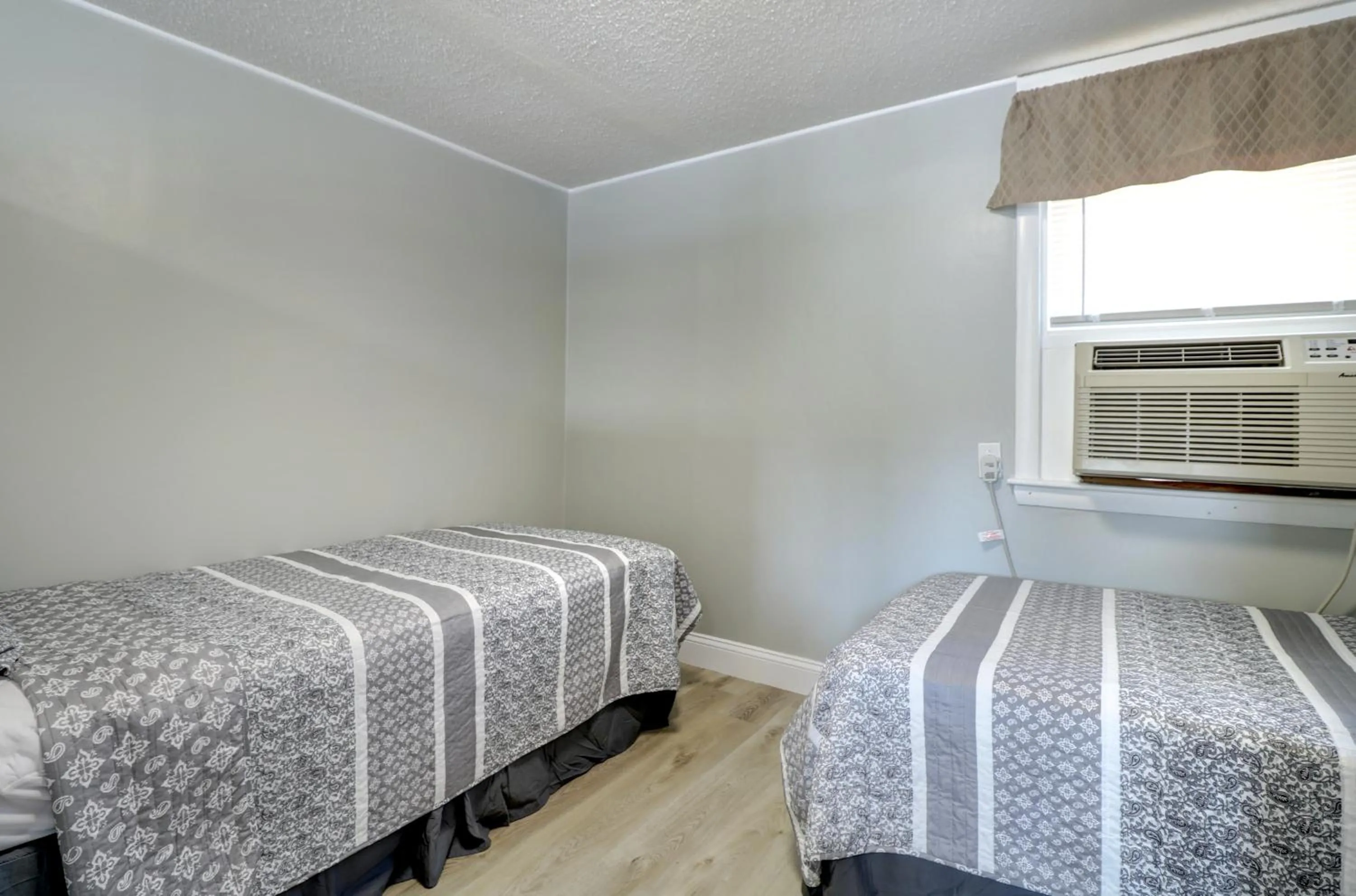 Bed in Windrift Motel