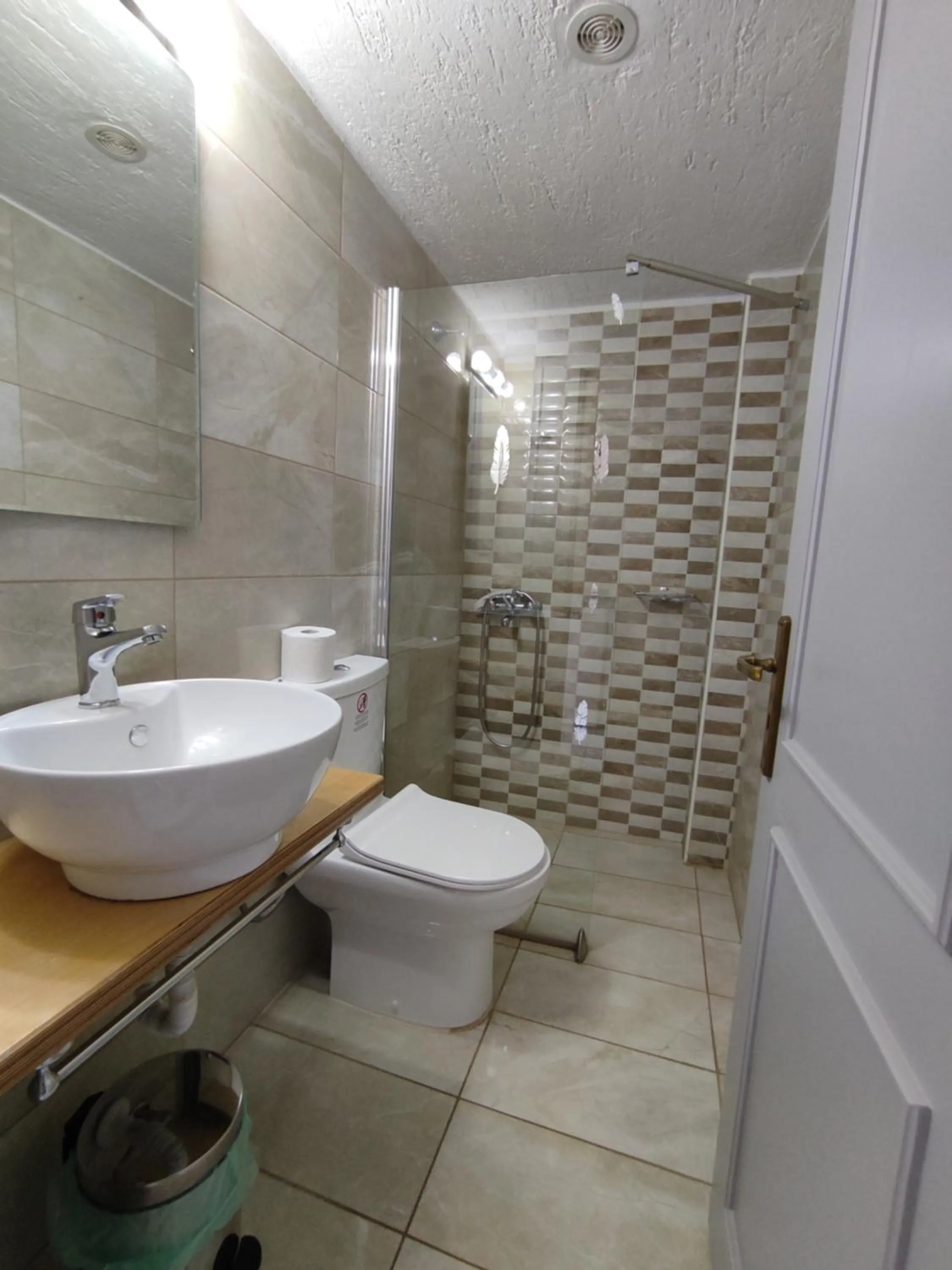 Shower in Emilia Apartments