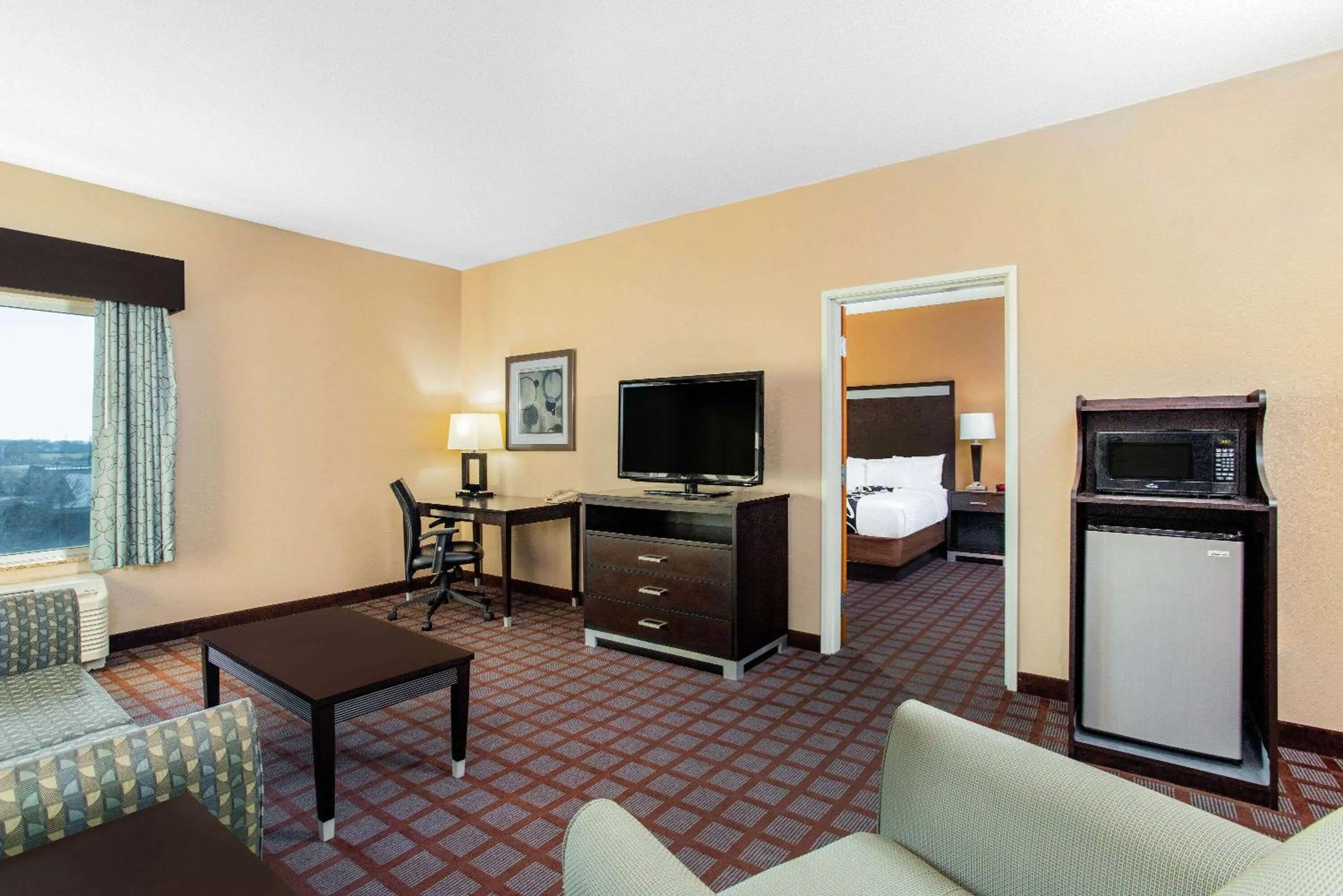 Bed in La Quinta by Wyndham Indianapolis Airport Plainfield