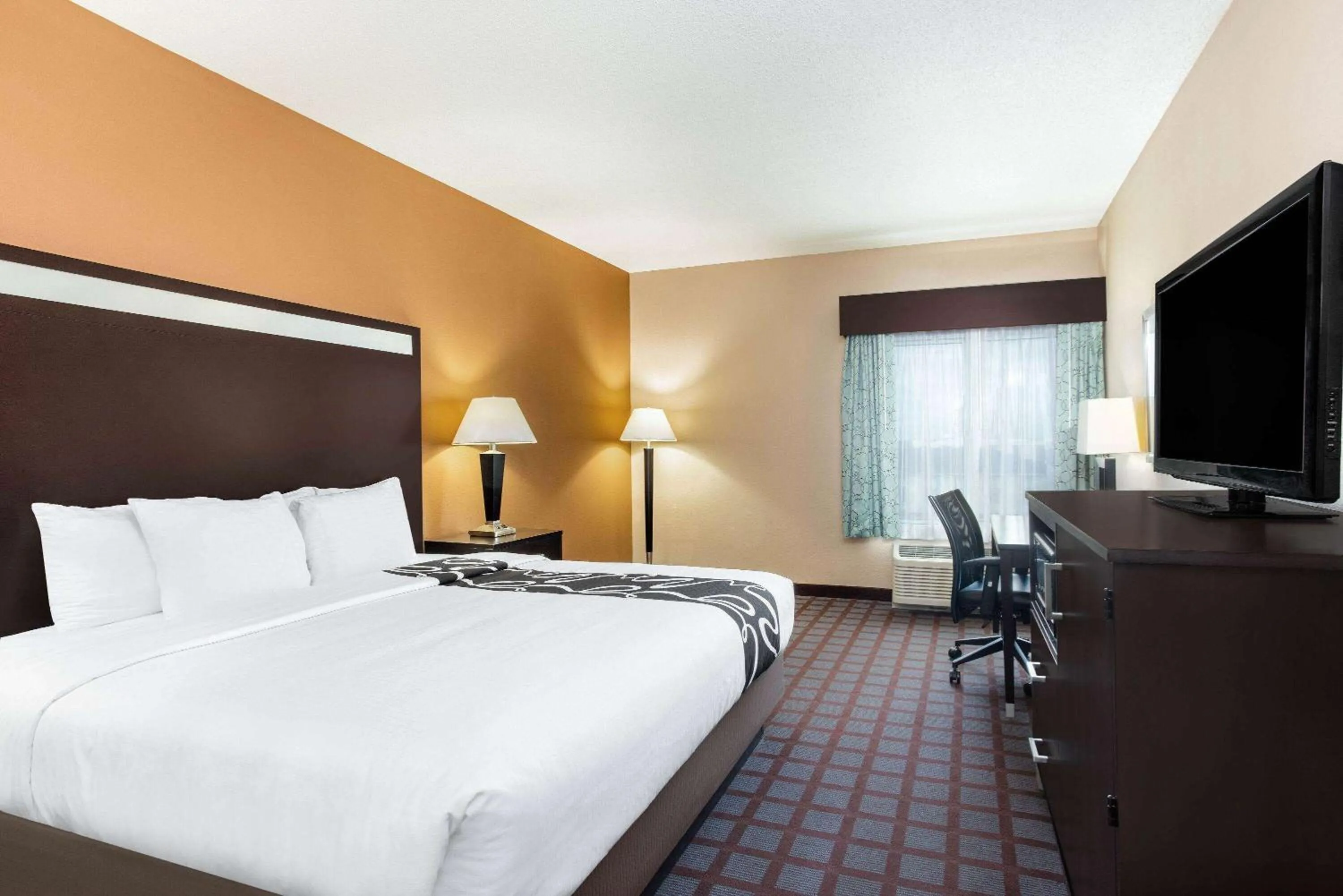 Photo of the whole room, Bed in La Quinta by Wyndham Indianapolis Airport Plainfield