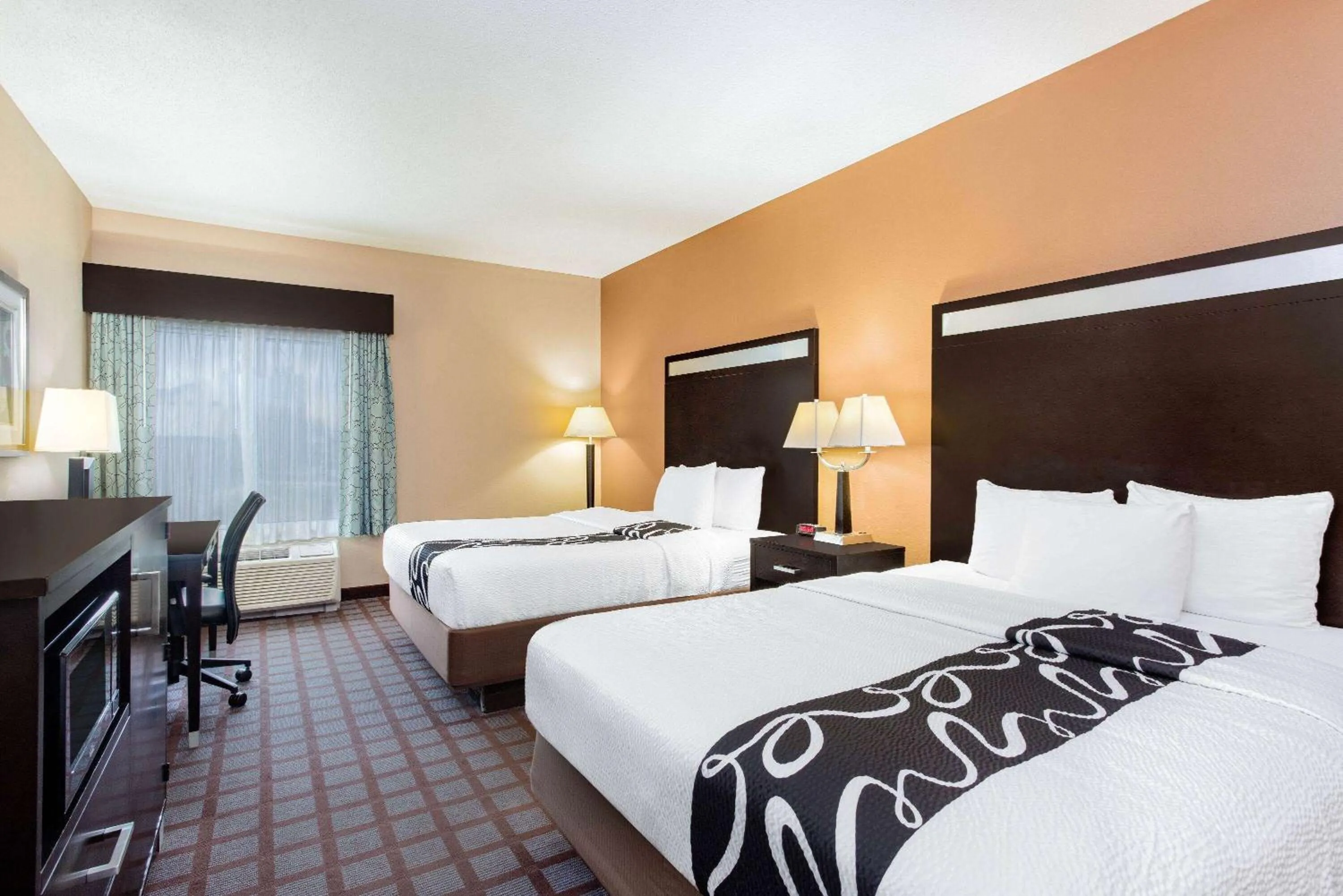 Photo of the whole room, Bed in La Quinta by Wyndham Indianapolis Airport Plainfield