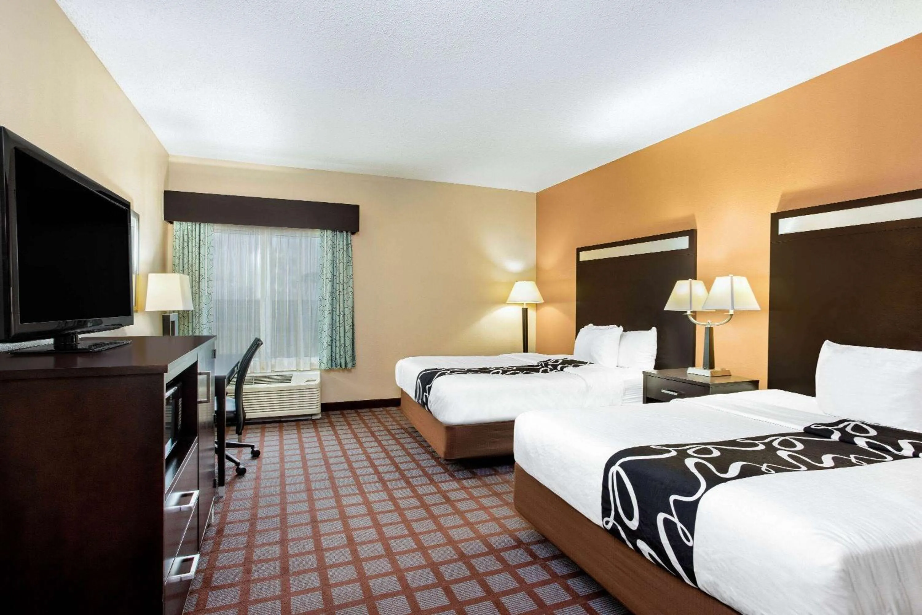 Photo of the whole room, Bed in La Quinta by Wyndham Indianapolis Airport Plainfield